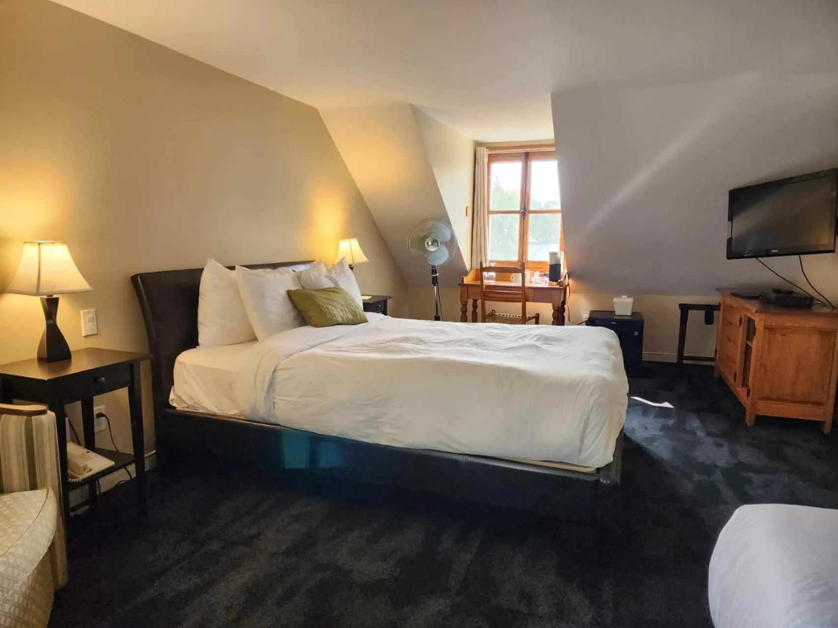 Photo of the whole room, Bed in Auberge des Nuages