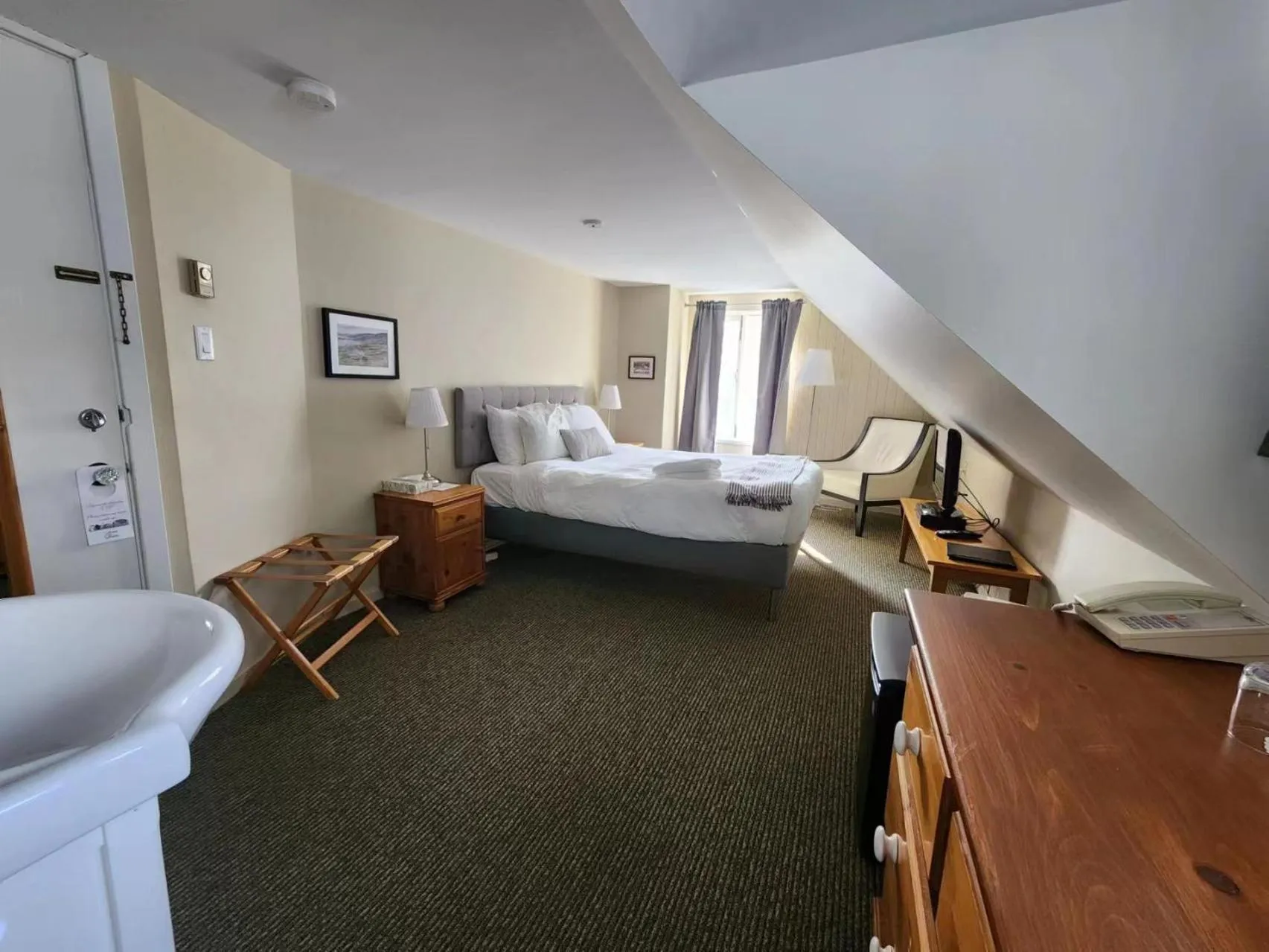 Photo of the whole room, Bed in Auberge des Nuages