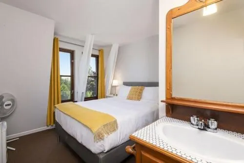 Photo of the whole room, Bed in Auberge des Nuages