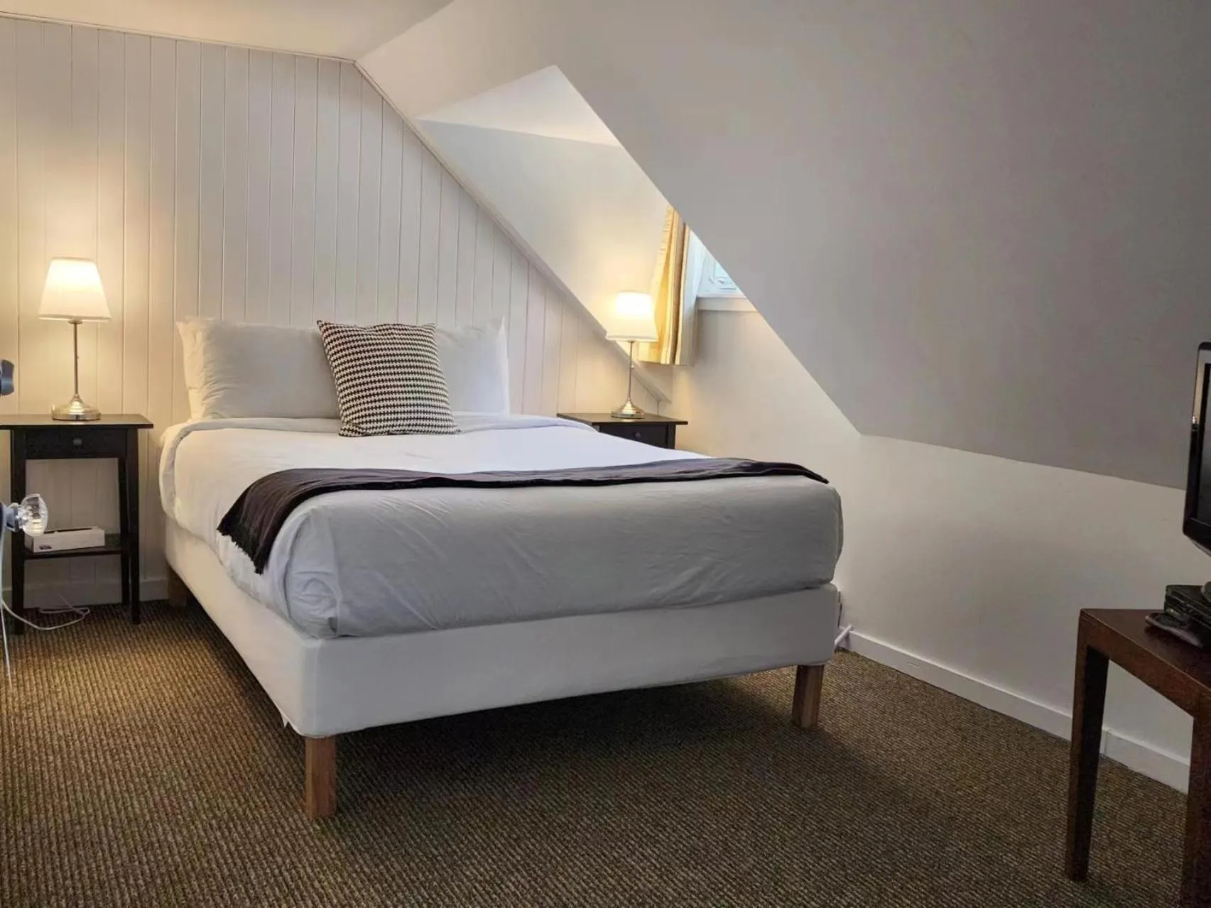 Photo of the whole room, Bed in Auberge des Nuages