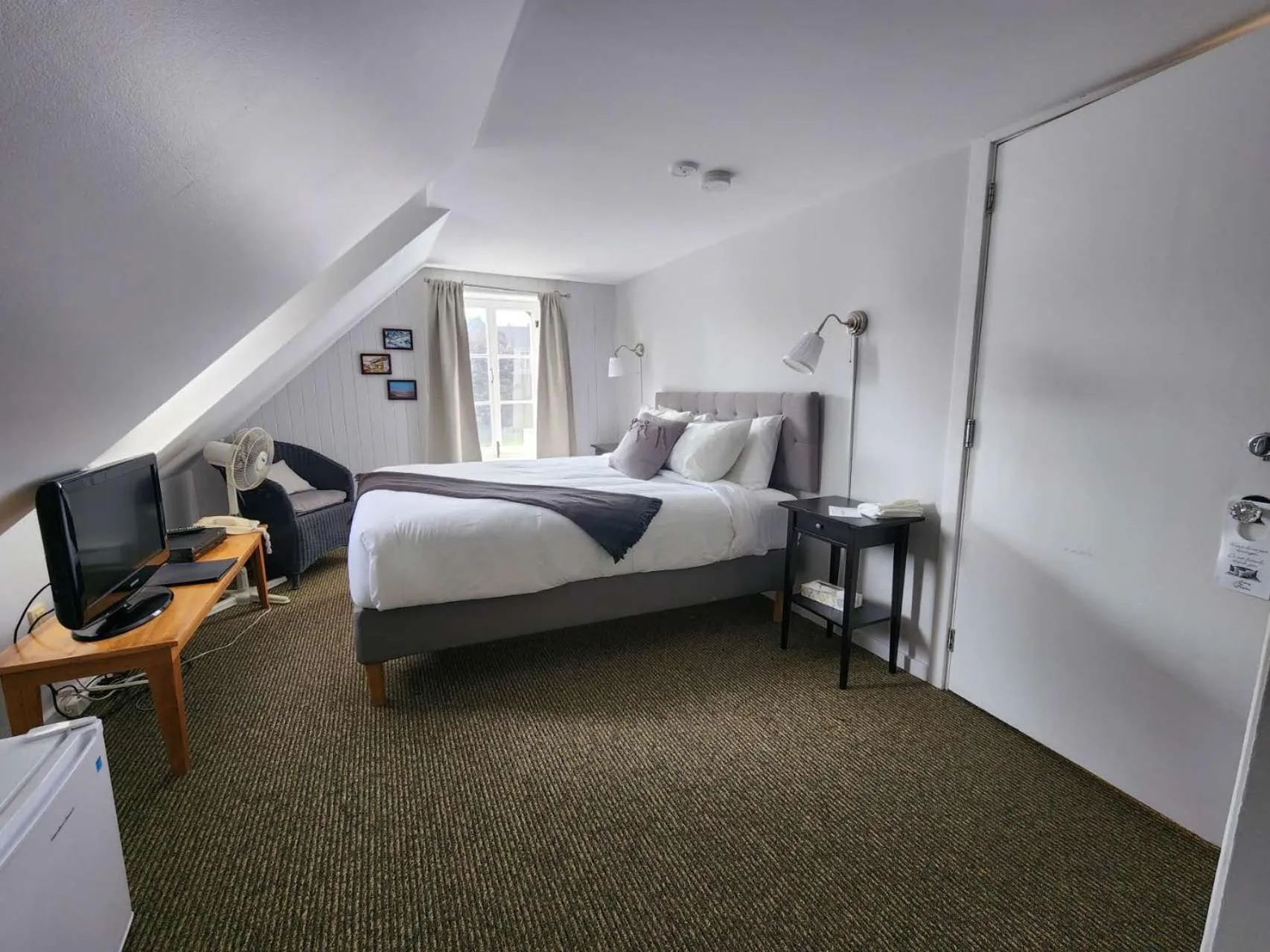 Photo of the whole room, Bed in Auberge des Nuages