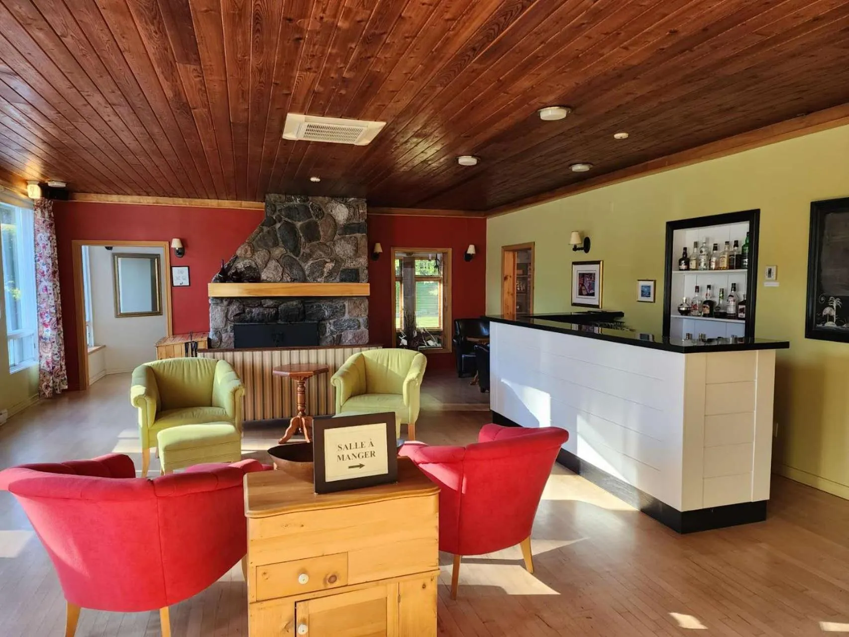 Communal lounge/ TV room in Auberge des Nuages