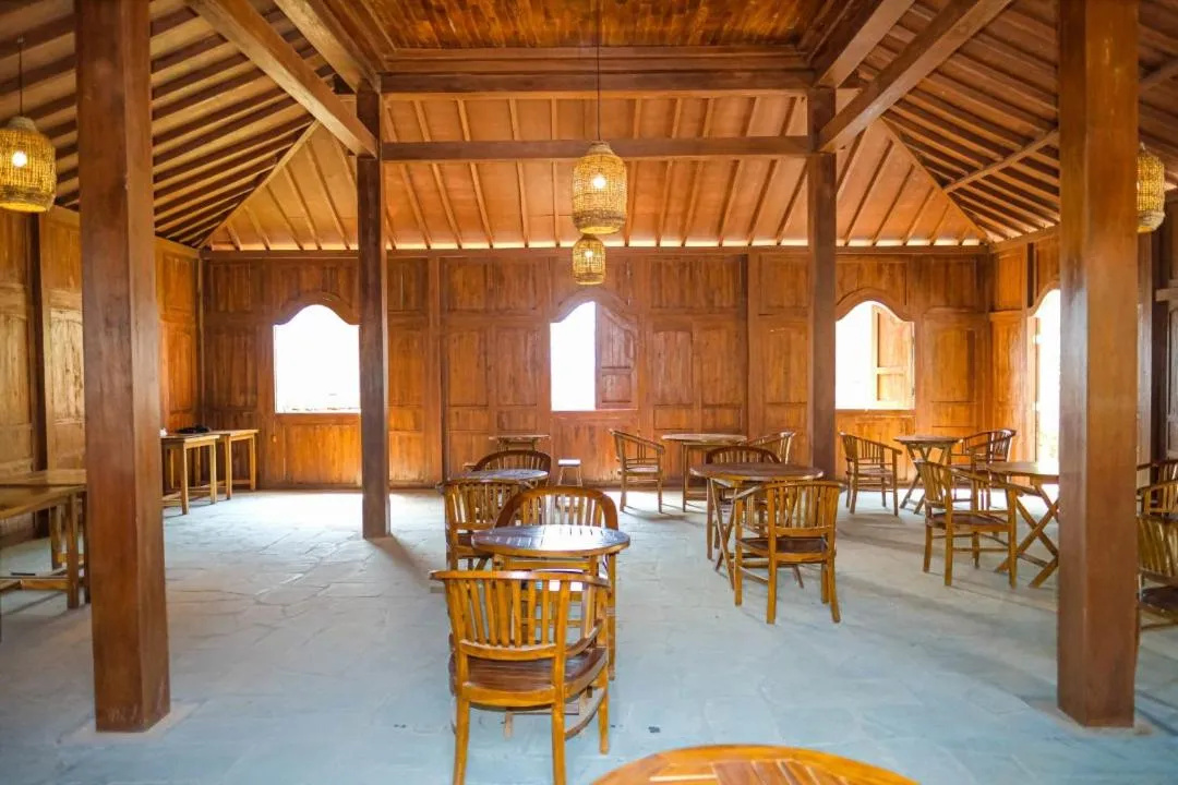 Restaurant/places to eat in Point of View Hotel & Resort Majalengka