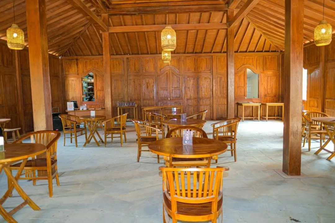 Restaurant/places to eat in Point of View Hotel & Resort Majalengka