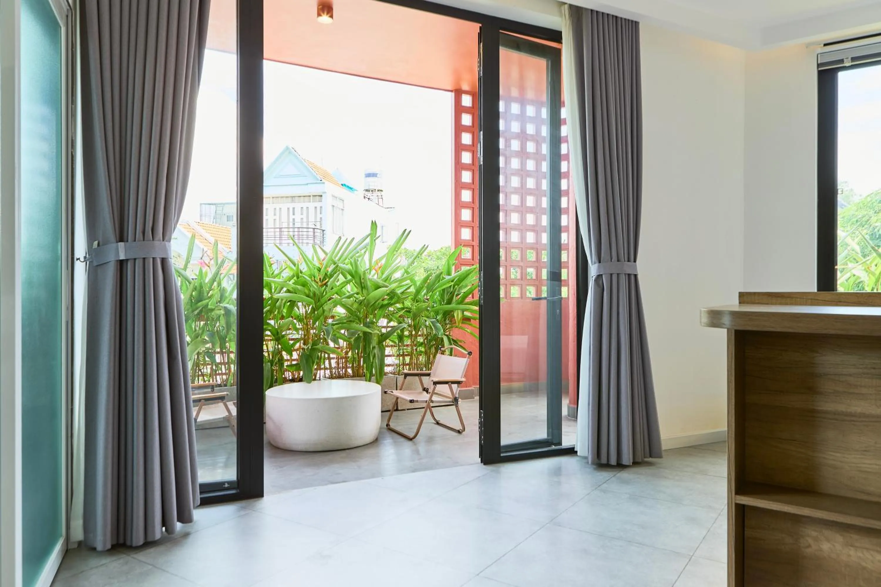 Day in Kin Wander Tân Phong, The Moonage