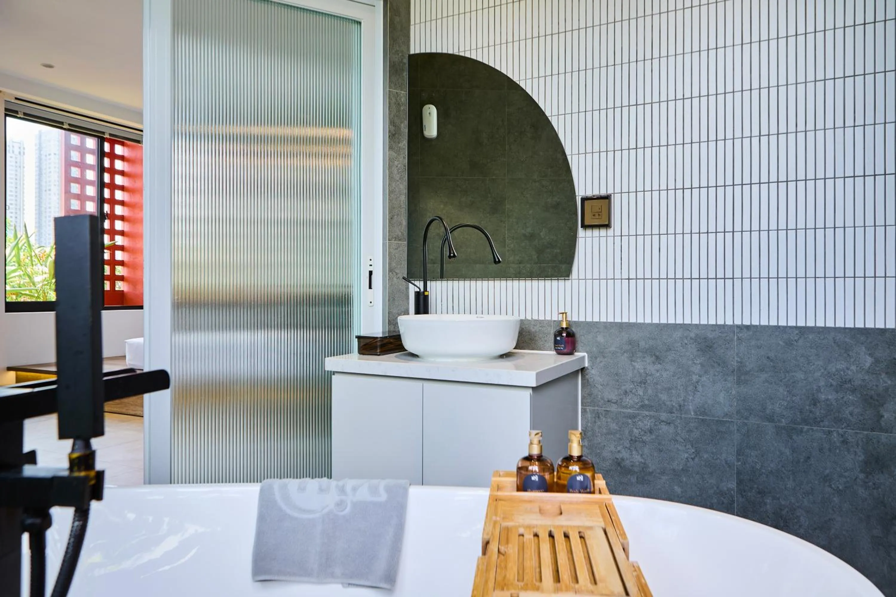 Shower in Kin Wander Tân Phong, The Moonage