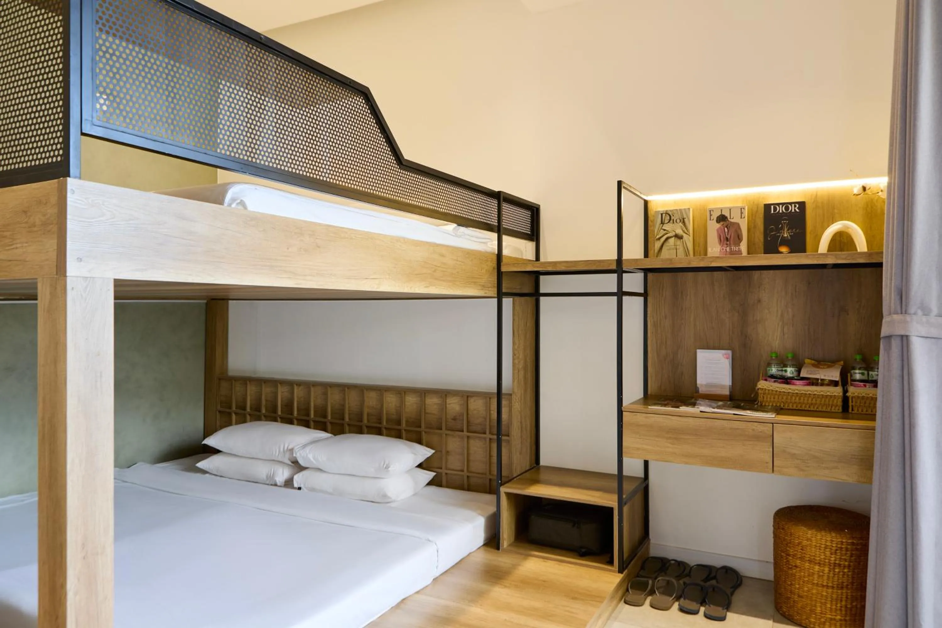 Seating area, Bed in Kin Wander Tân Phong, The Moonage