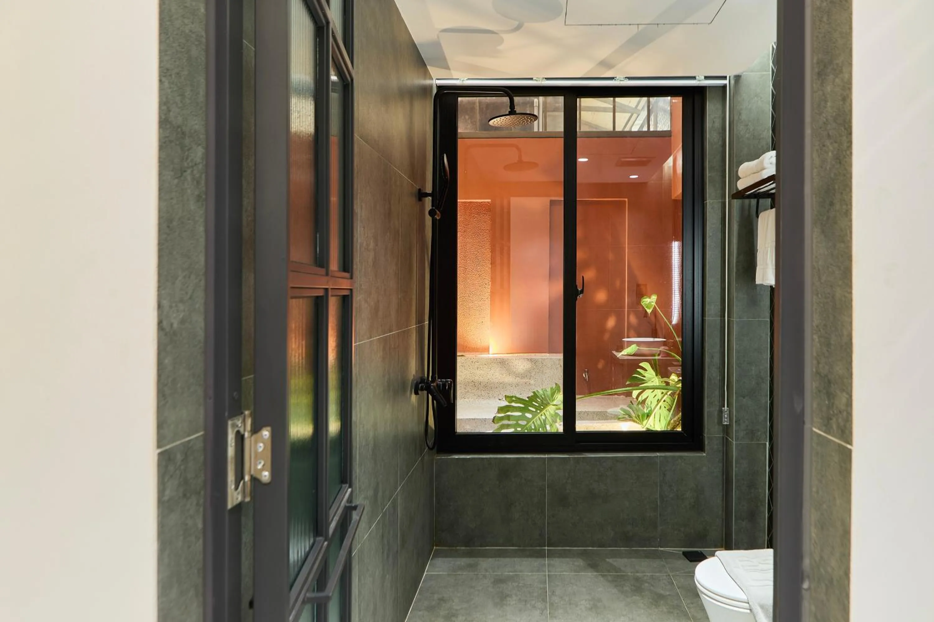 Shower in Kin Wander Tân Phong, The Moonage