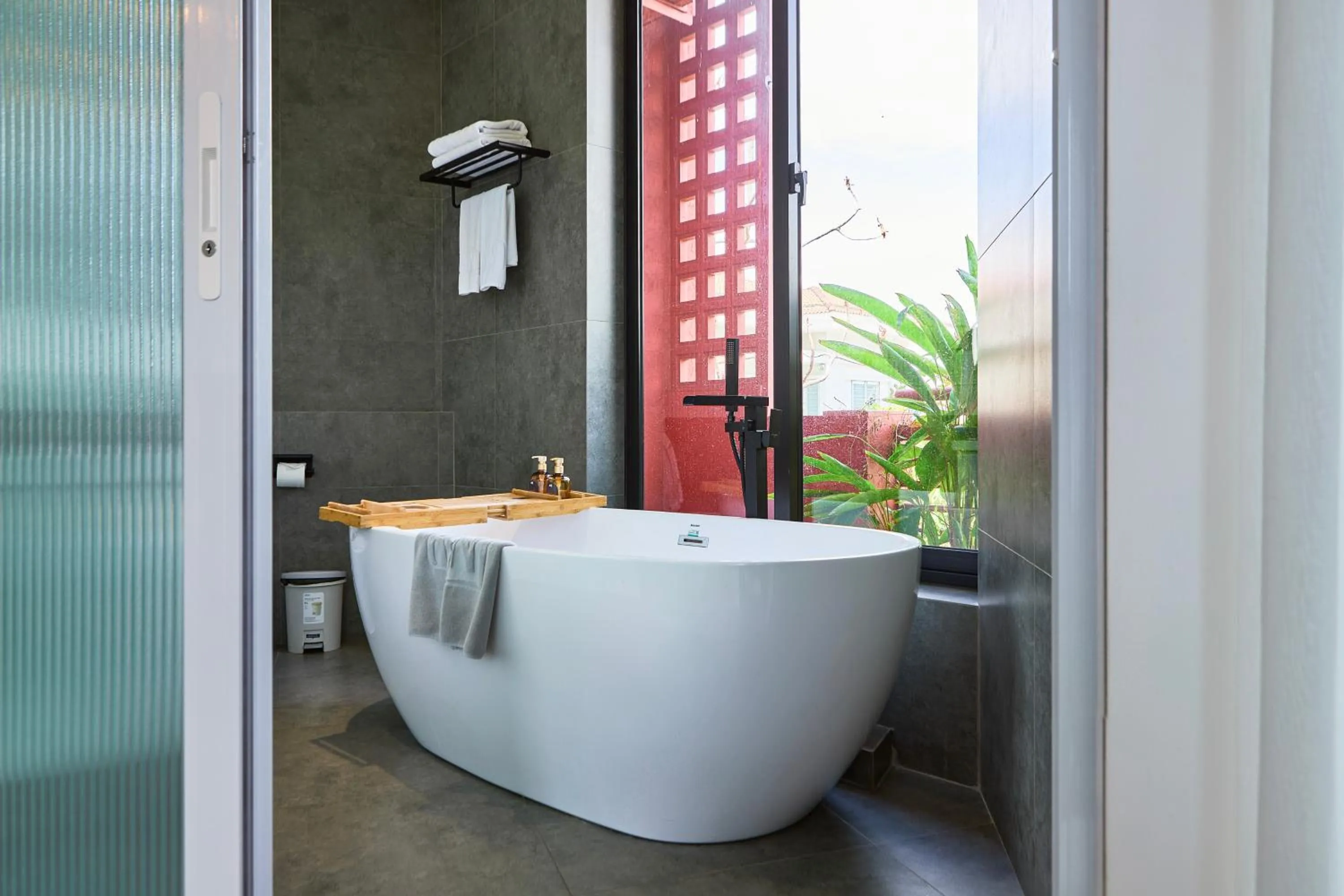 Shower in Kin Wander Tân Phong, The Moonage