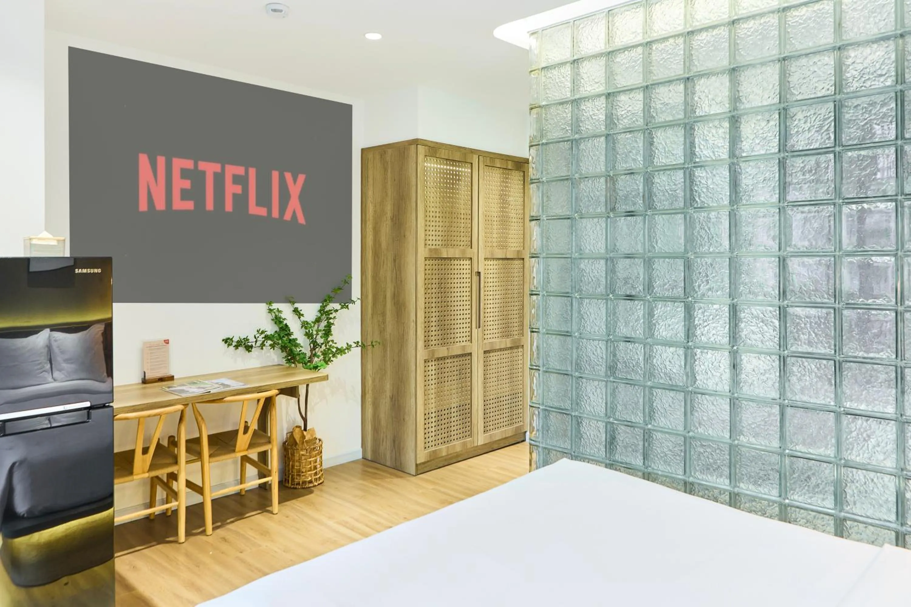 Bed in Kin Wander Tân Phong, The Moonage