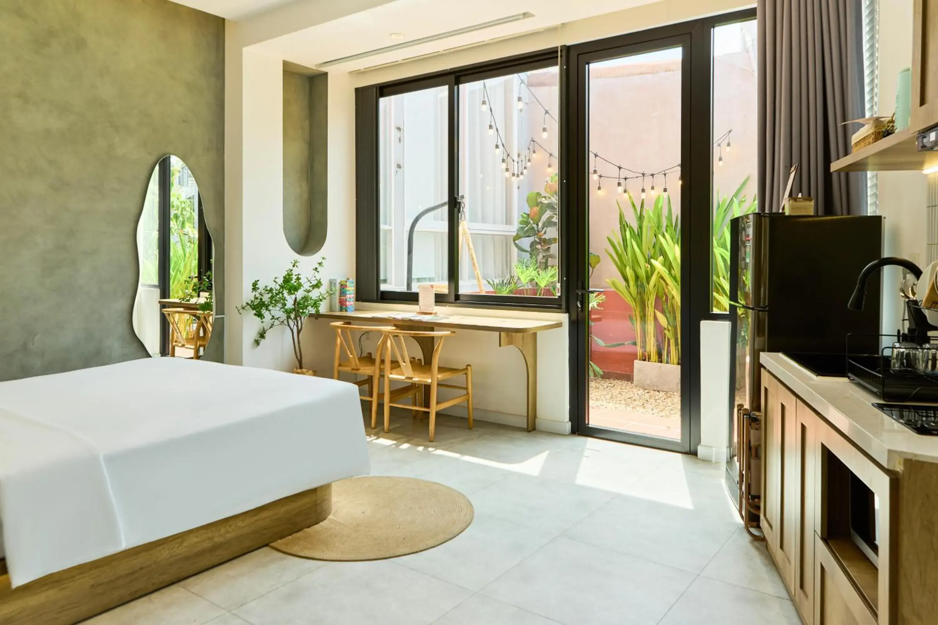 Super Deluxe in Kin Wander Tân Phong, The Moonage Super Deluxe in Kin Wander Tân Phong, The Moonage