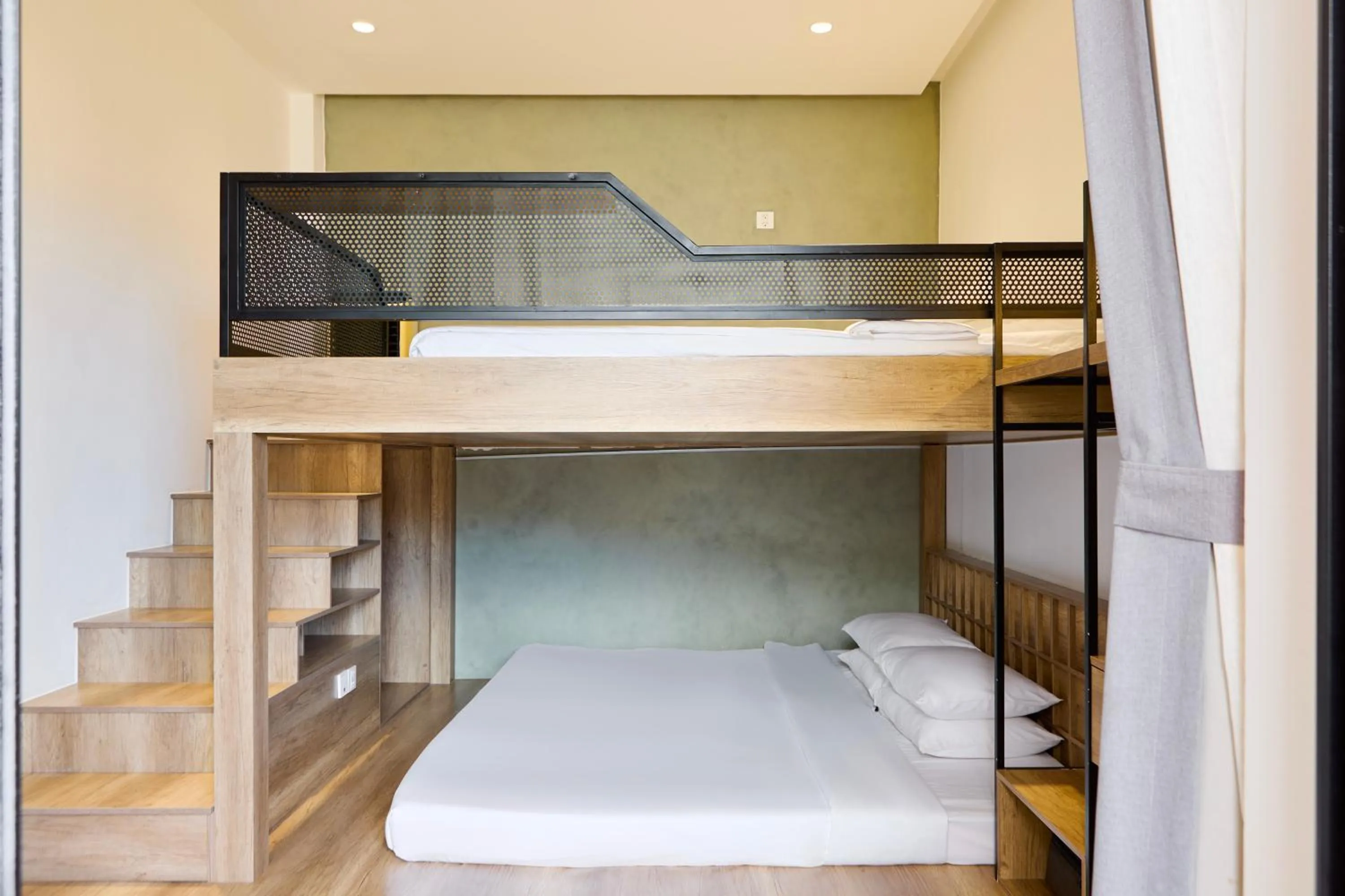 bunk bed, Bed in Kin Wander Tân Phong, The Moonage