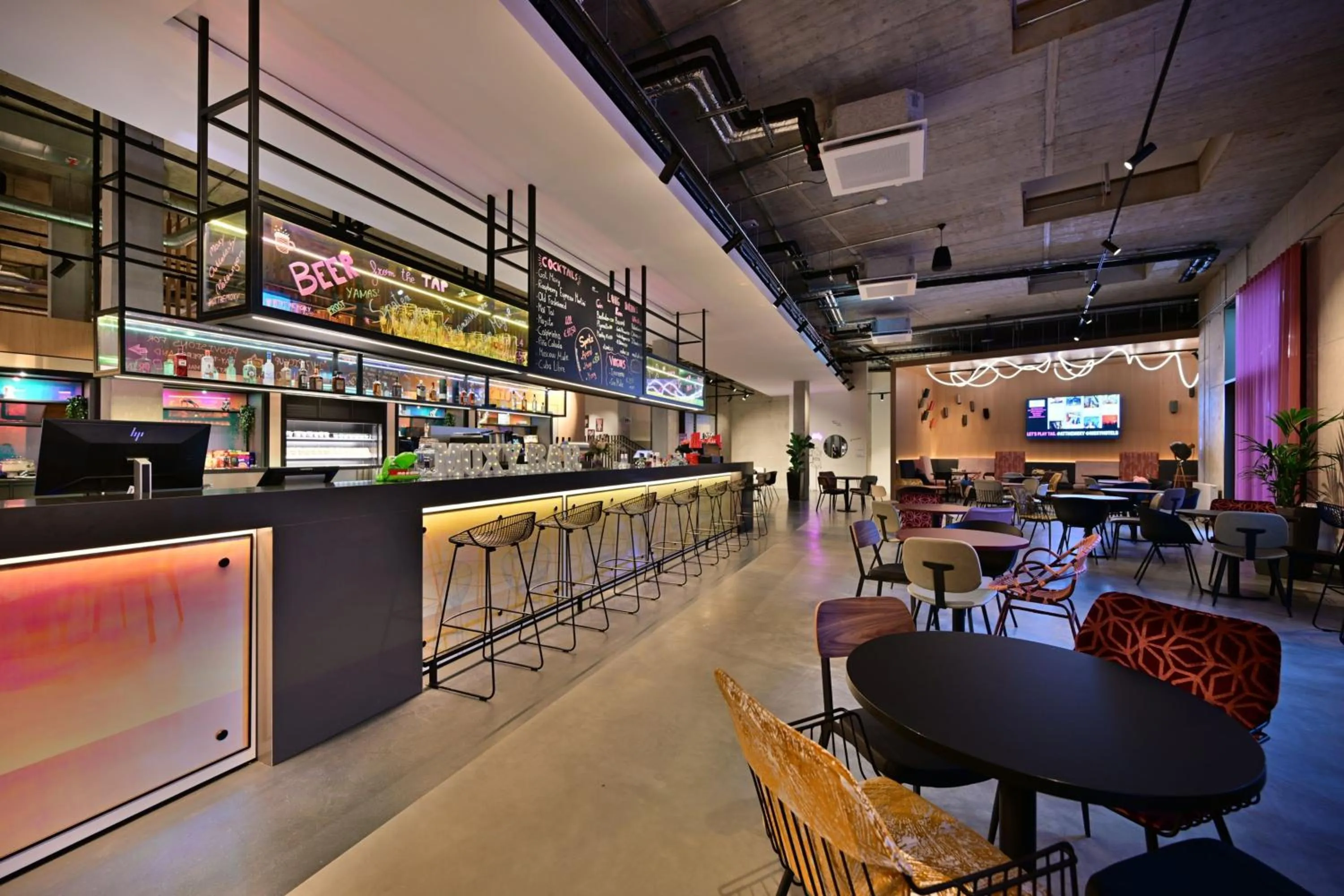 Lounge or bar in Moxy Outletcity Metzingen
