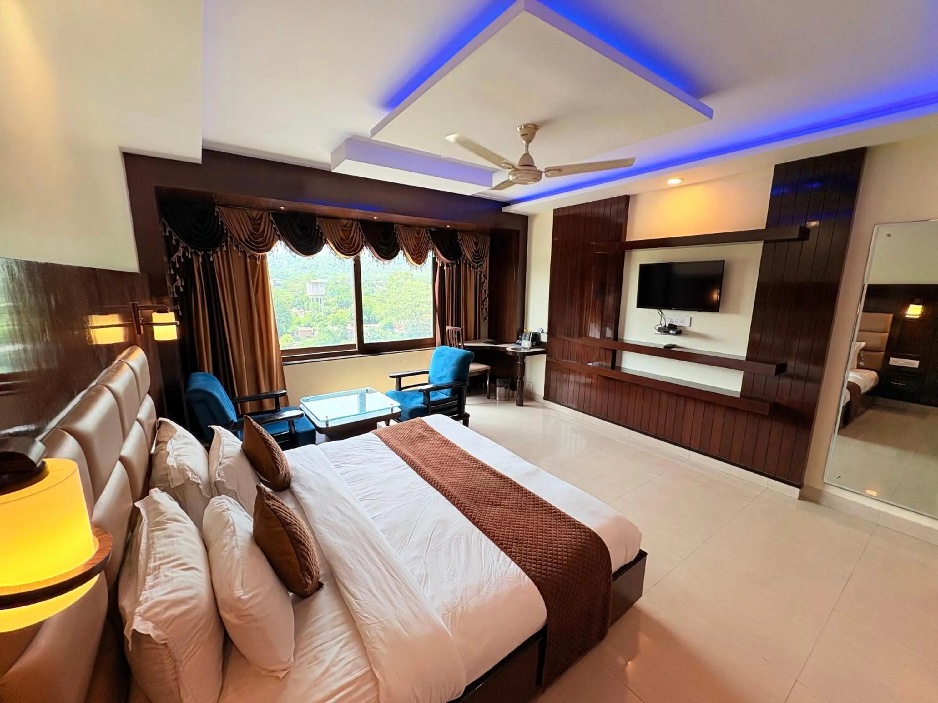 Bed in Hotel Crystal Ganga Heights 5 Min from Har Ki Pauri