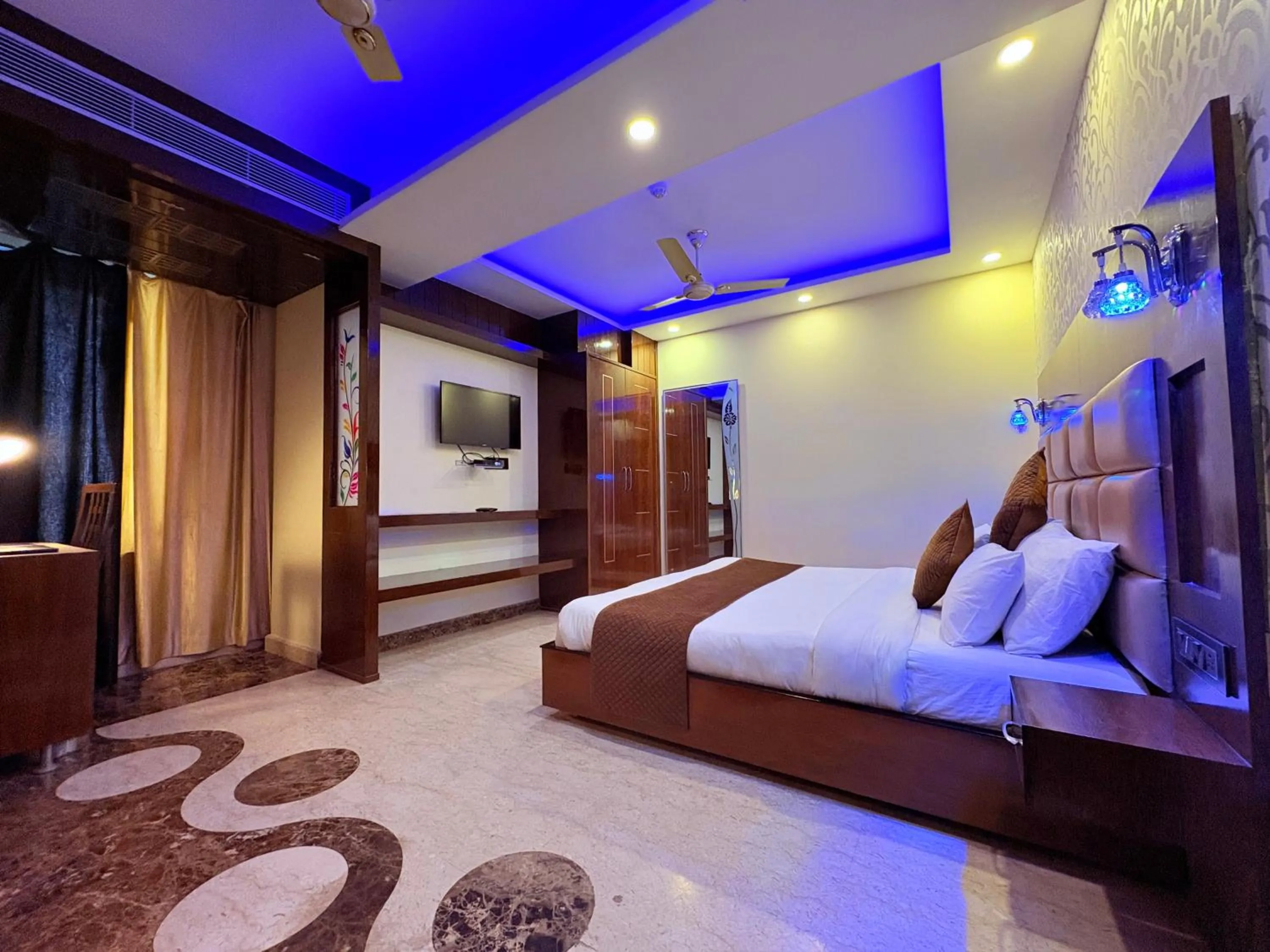 Bed in Hotel Crystal Ganga Heights 5 Min from Har Ki Pauri