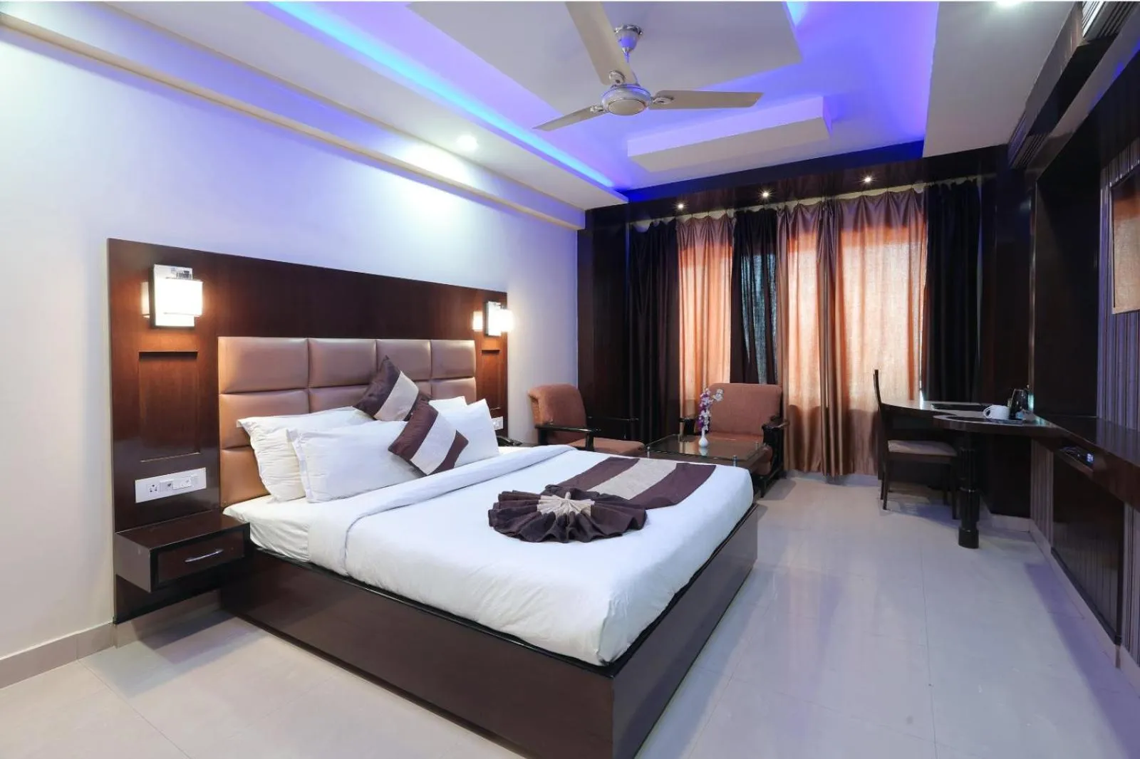 Bed in Hotel Crystal Ganga Heights 5 Min from Har Ki Pauri