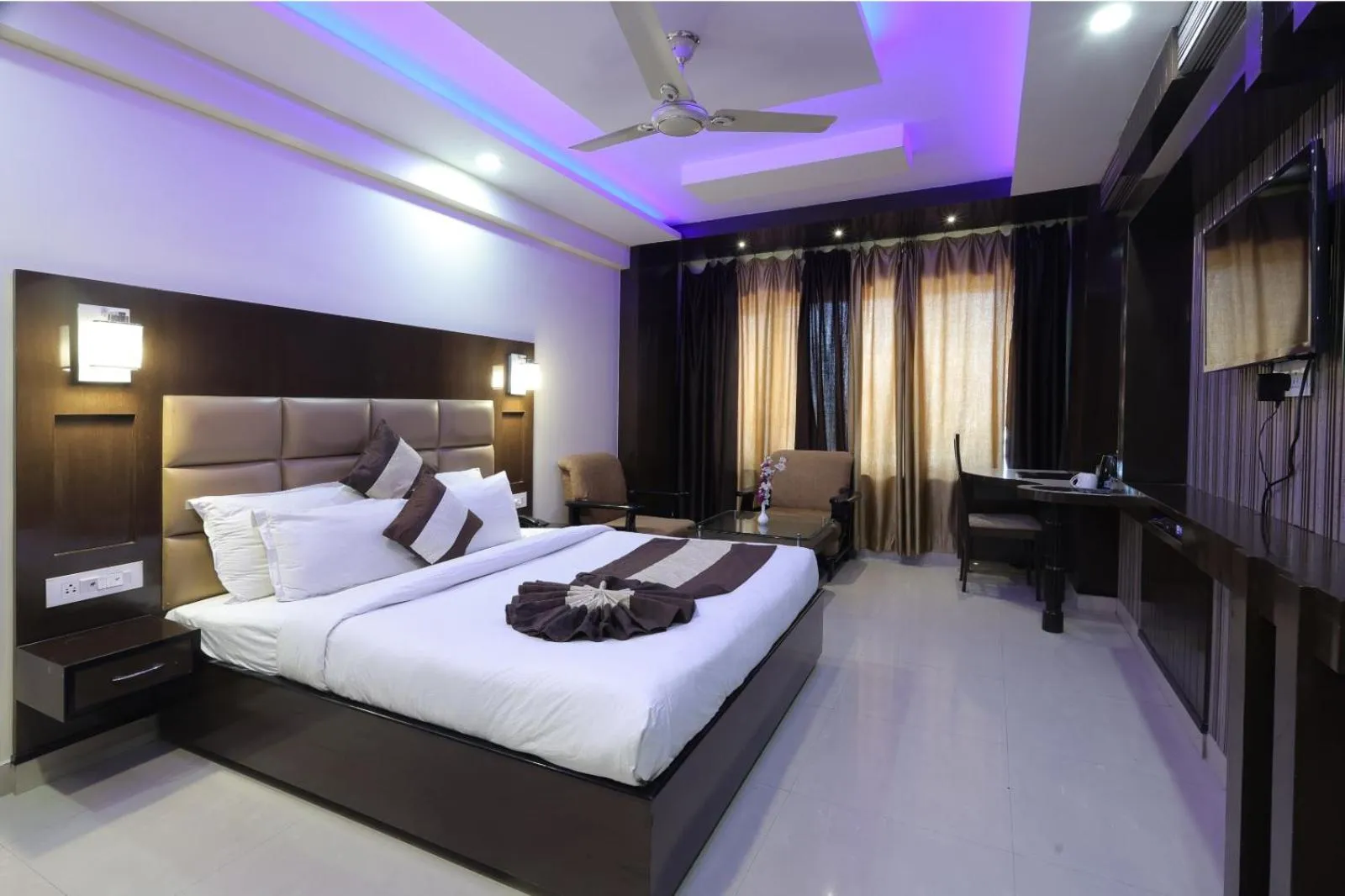 Bed in Hotel Crystal Ganga Heights 5 Min from Har Ki Pauri