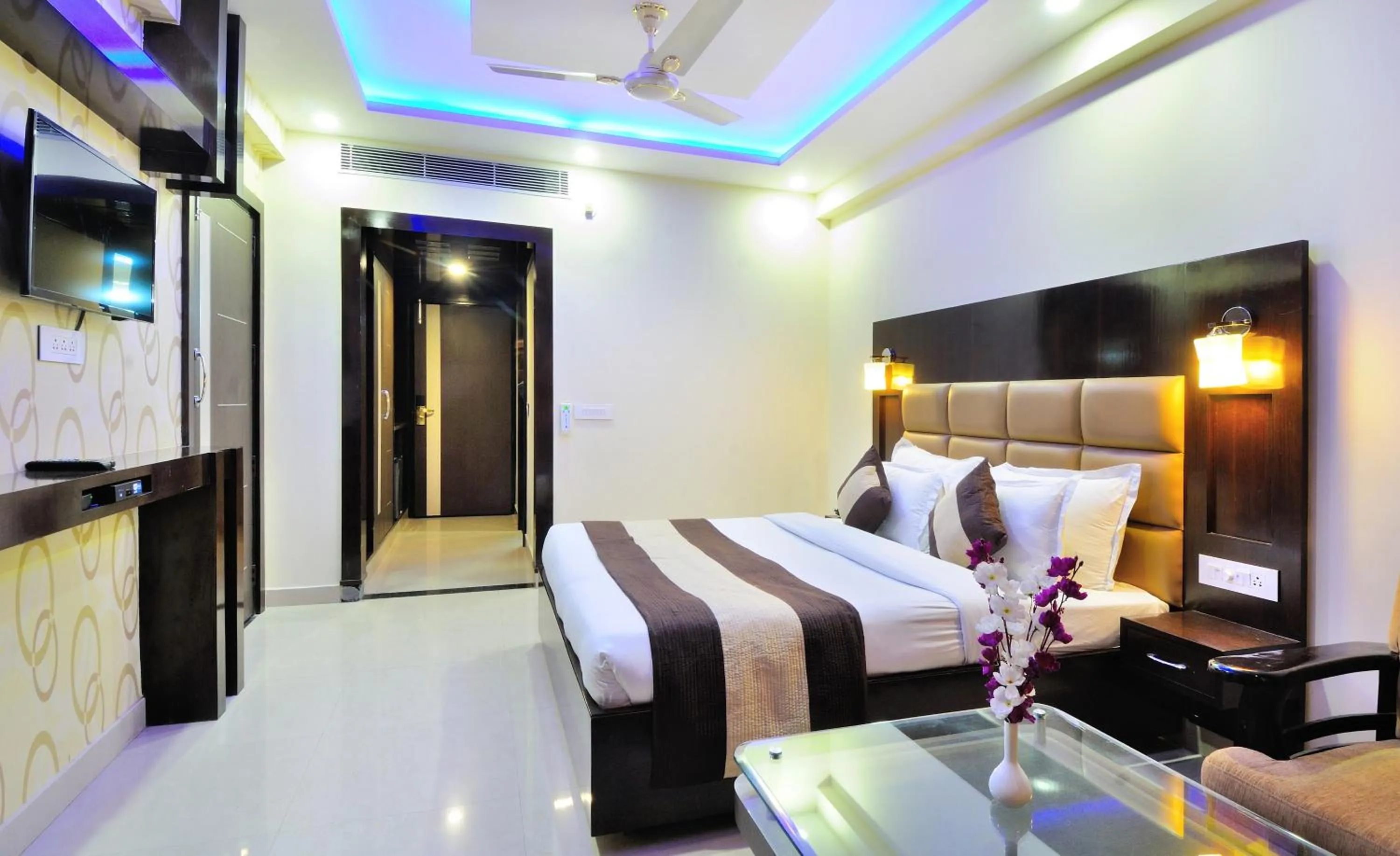 Bedroom, Bed in Hotel Crystal Ganga Heights 5 Min from Har Ki Pauri