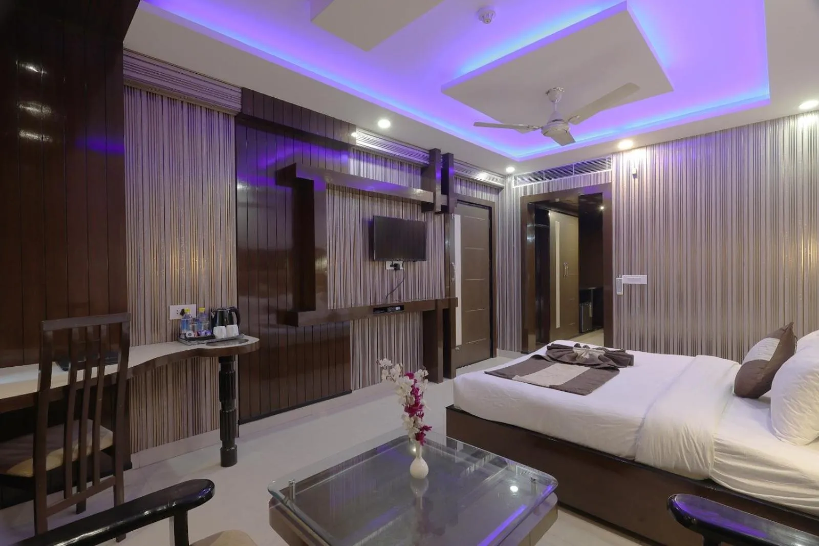 Bed in Hotel Crystal Ganga Heights 5 Min from Har Ki Pauri