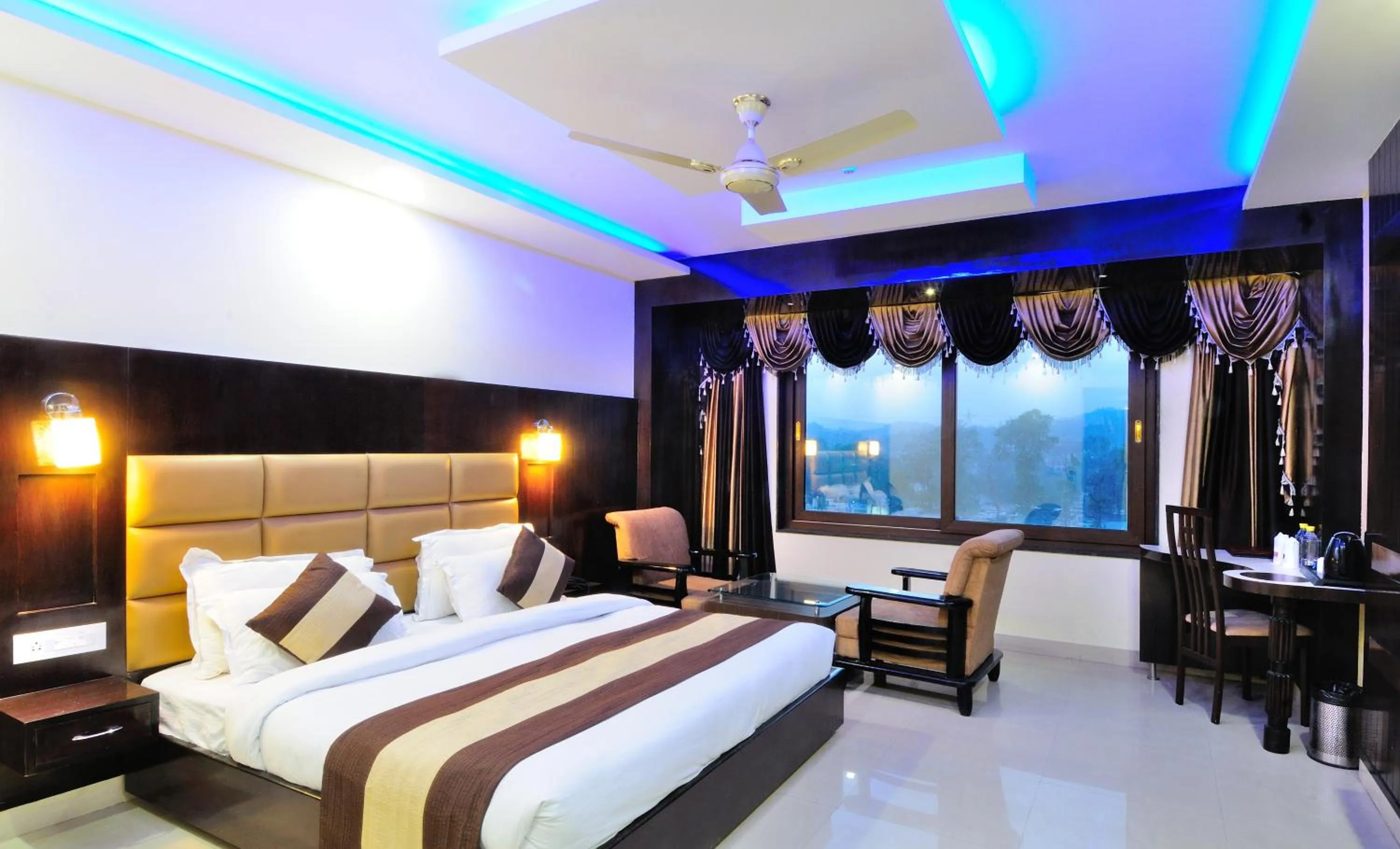 Bed in Hotel Crystal Ganga Heights 5 Min from Har Ki Pauri