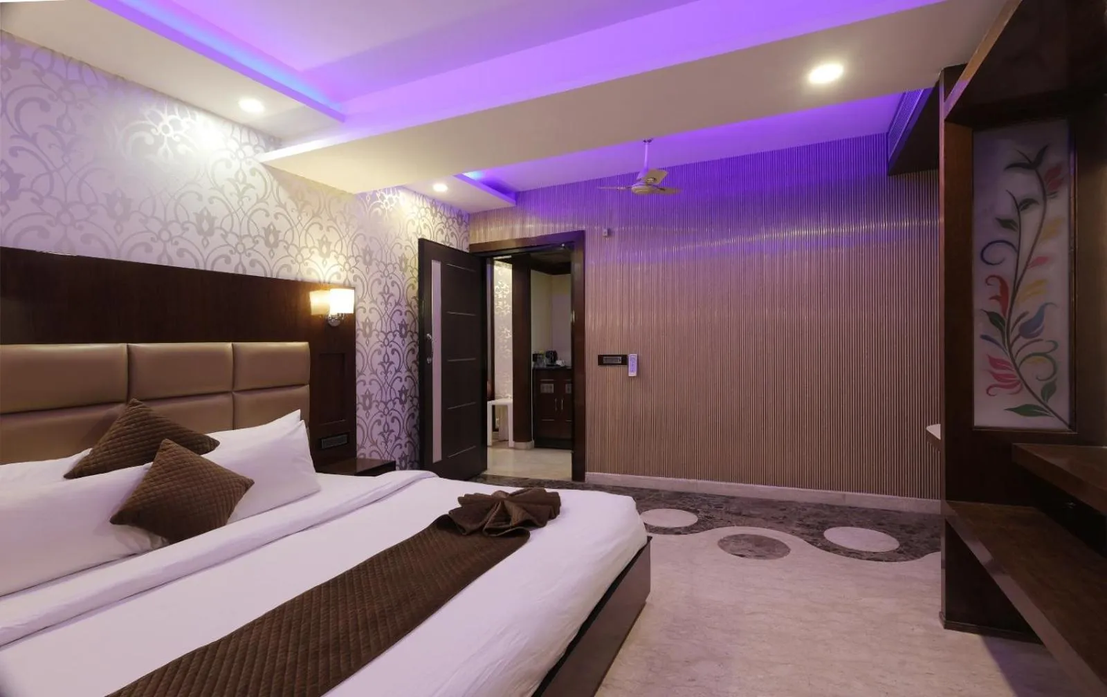 Bed in Hotel Crystal Ganga Heights 5 Min from Har Ki Pauri