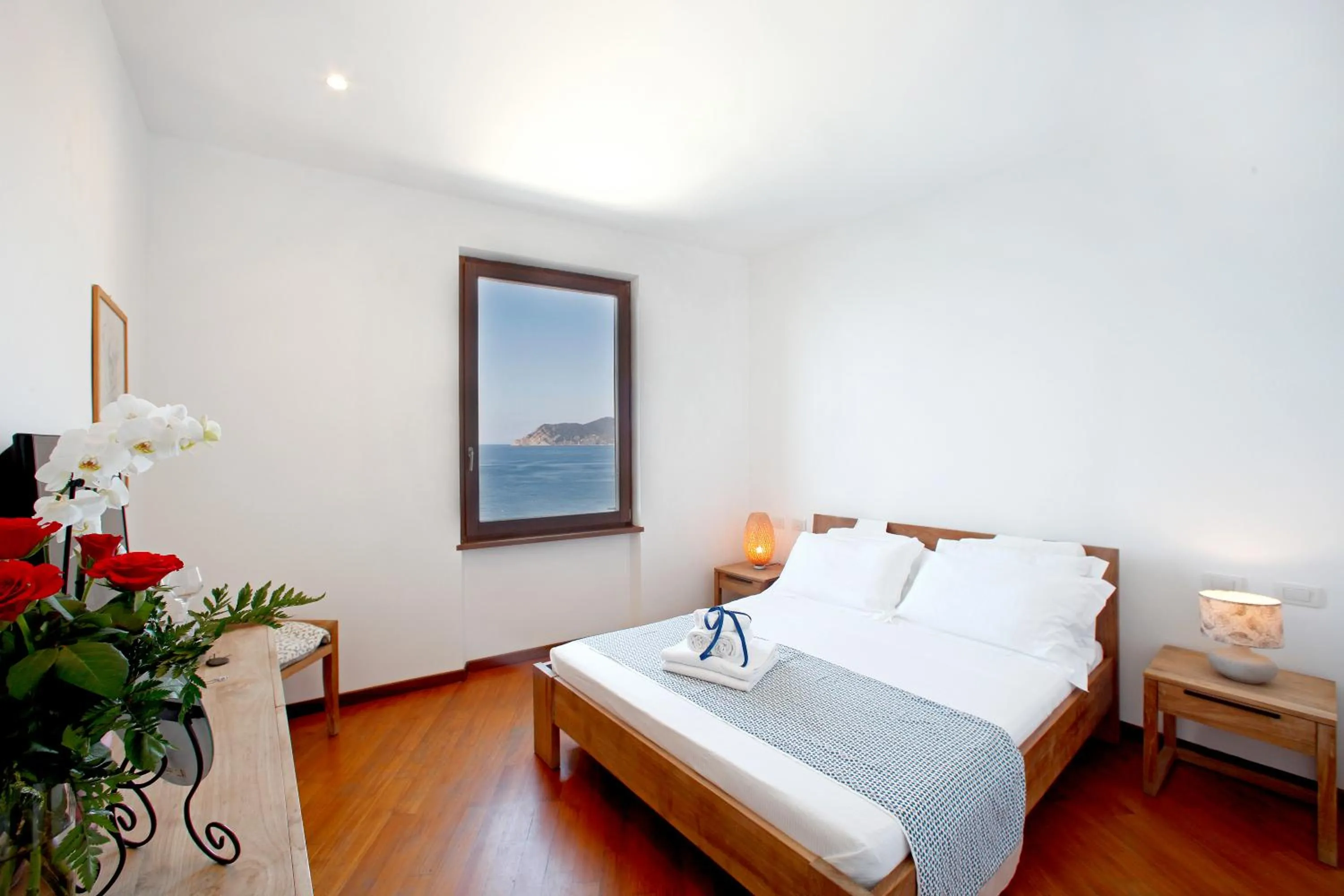 Photo of the whole room, Bed in Arpaiu