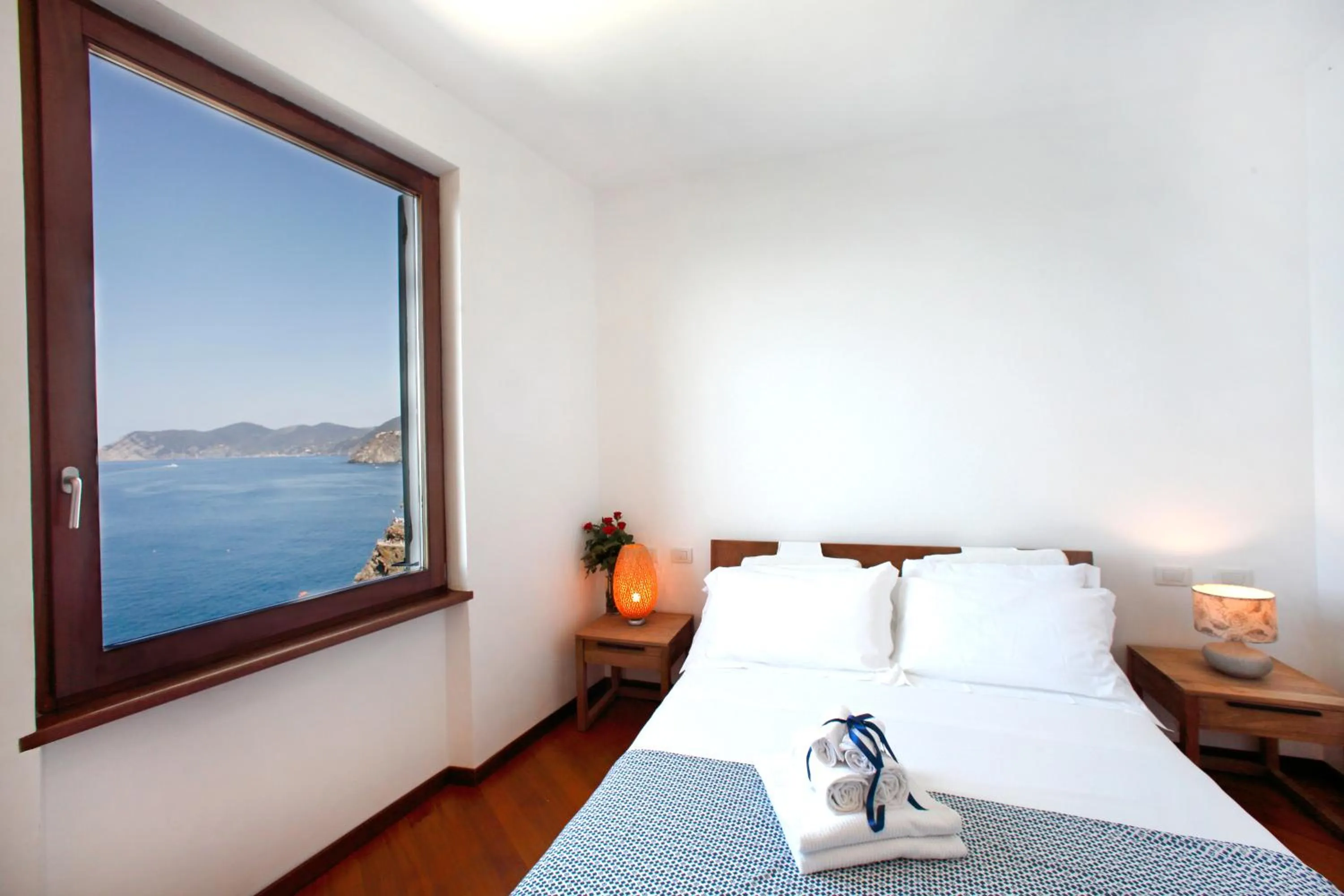 Photo of the whole room, Bed in Arpaiu