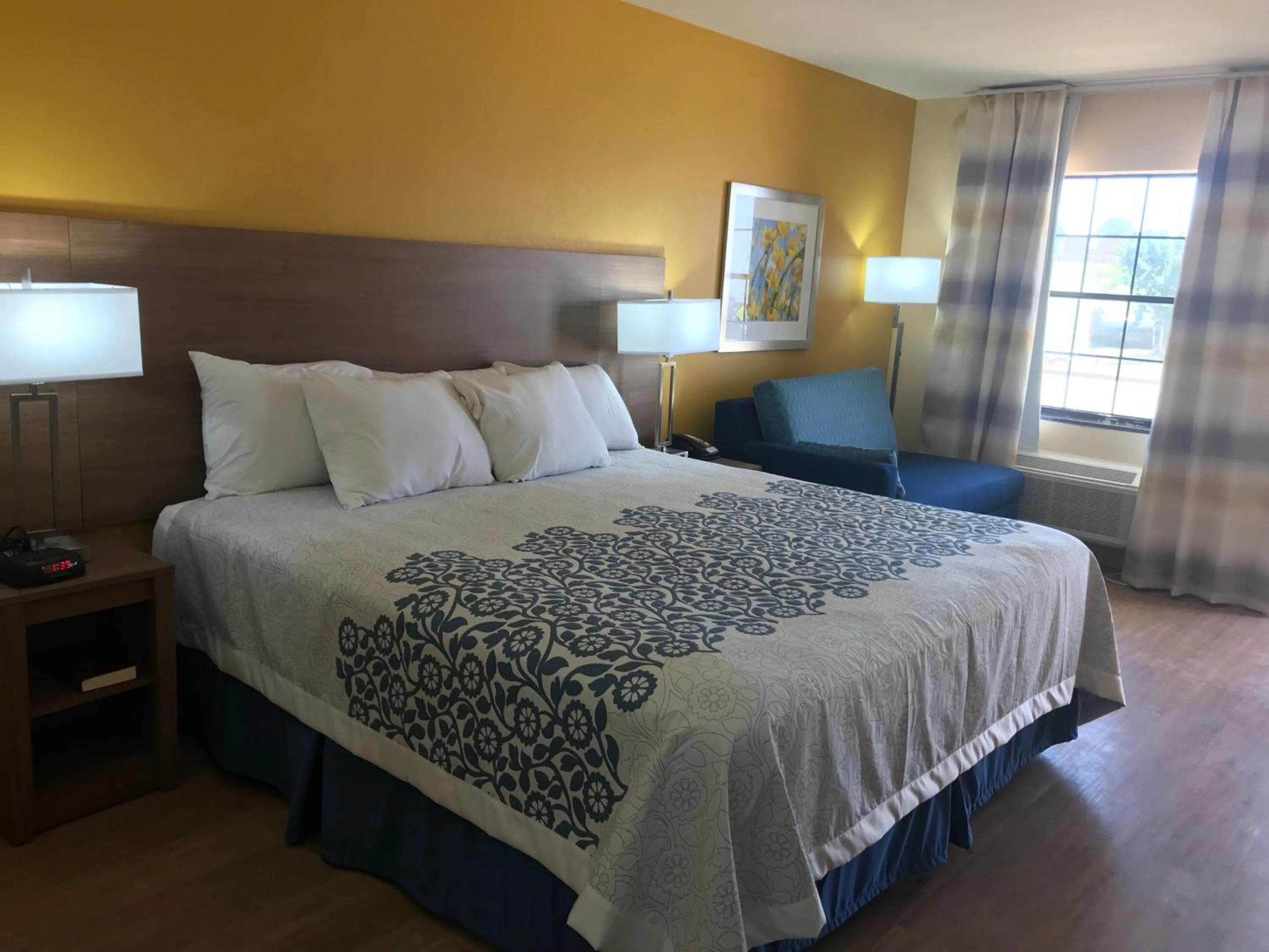 Bed in Days Inn by Wyndham Batesville