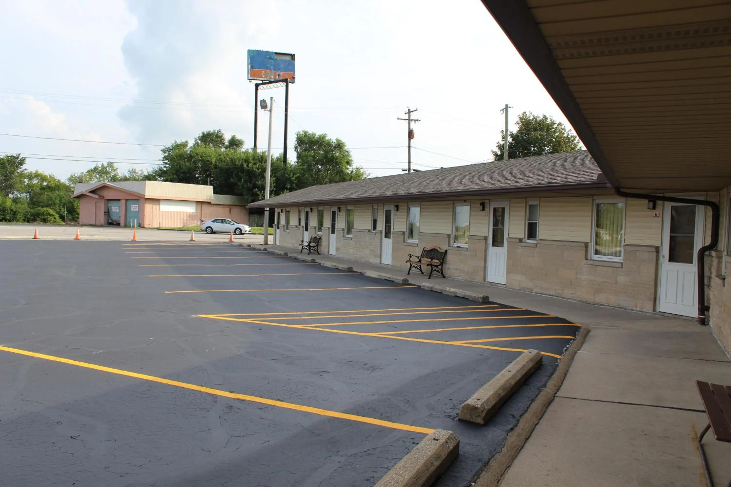 Property building in The Perrysburg Budget Inn