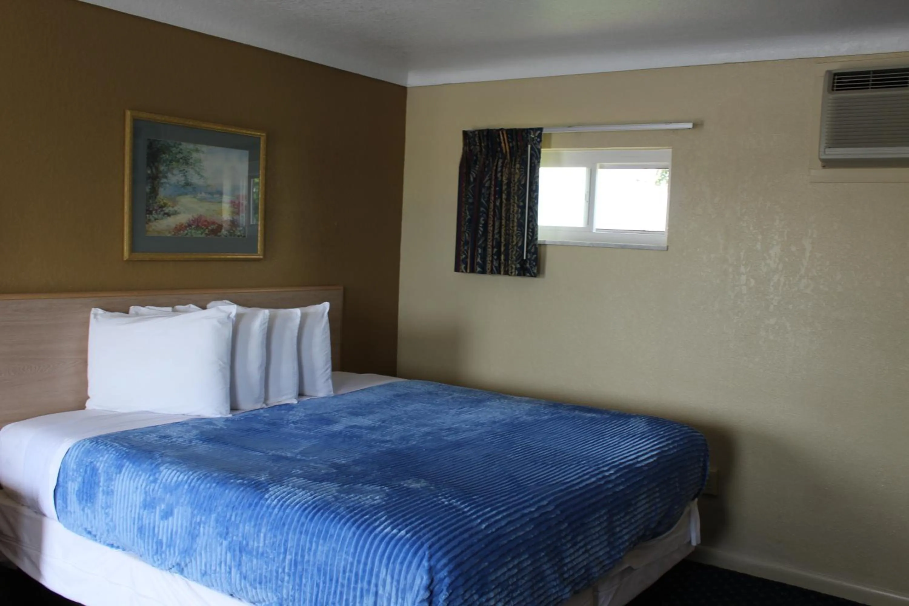 Bed in The Perrysburg Budget Inn