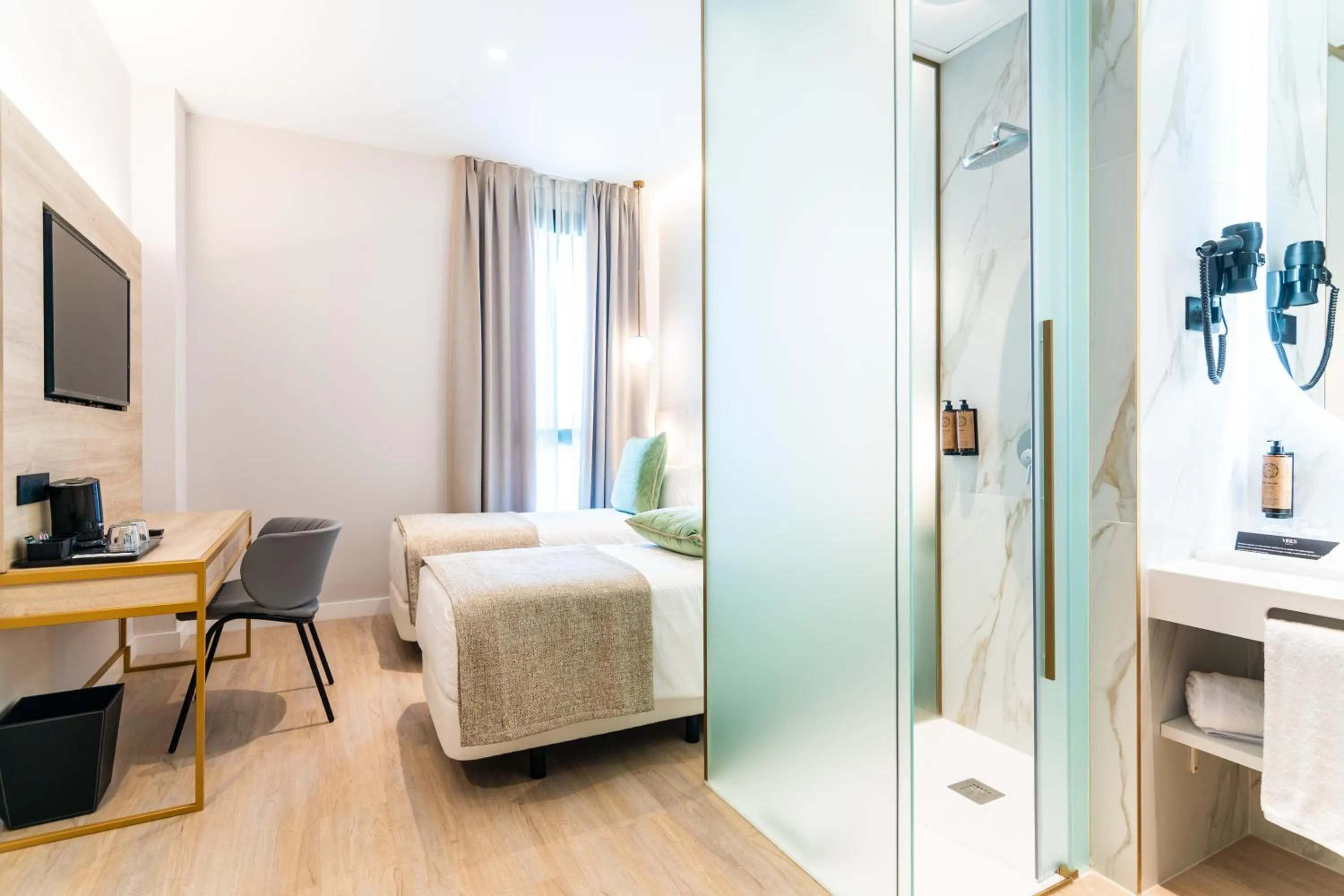 Bedroom, Bed in Hotel Málaga Vibes