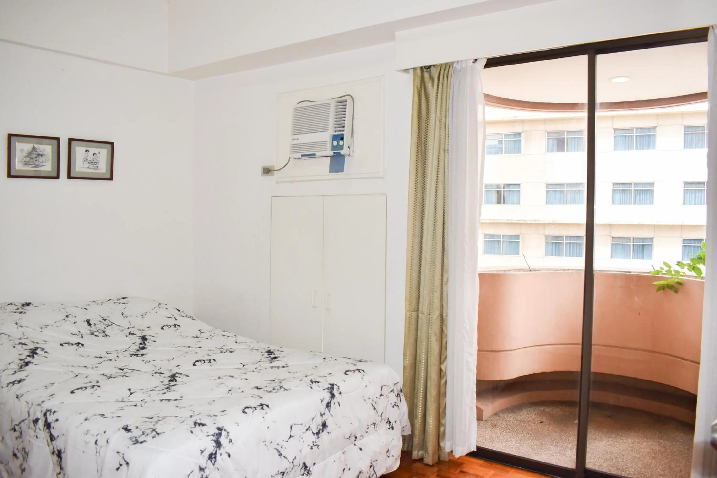 Bed in Sunette Tower Suites Makati