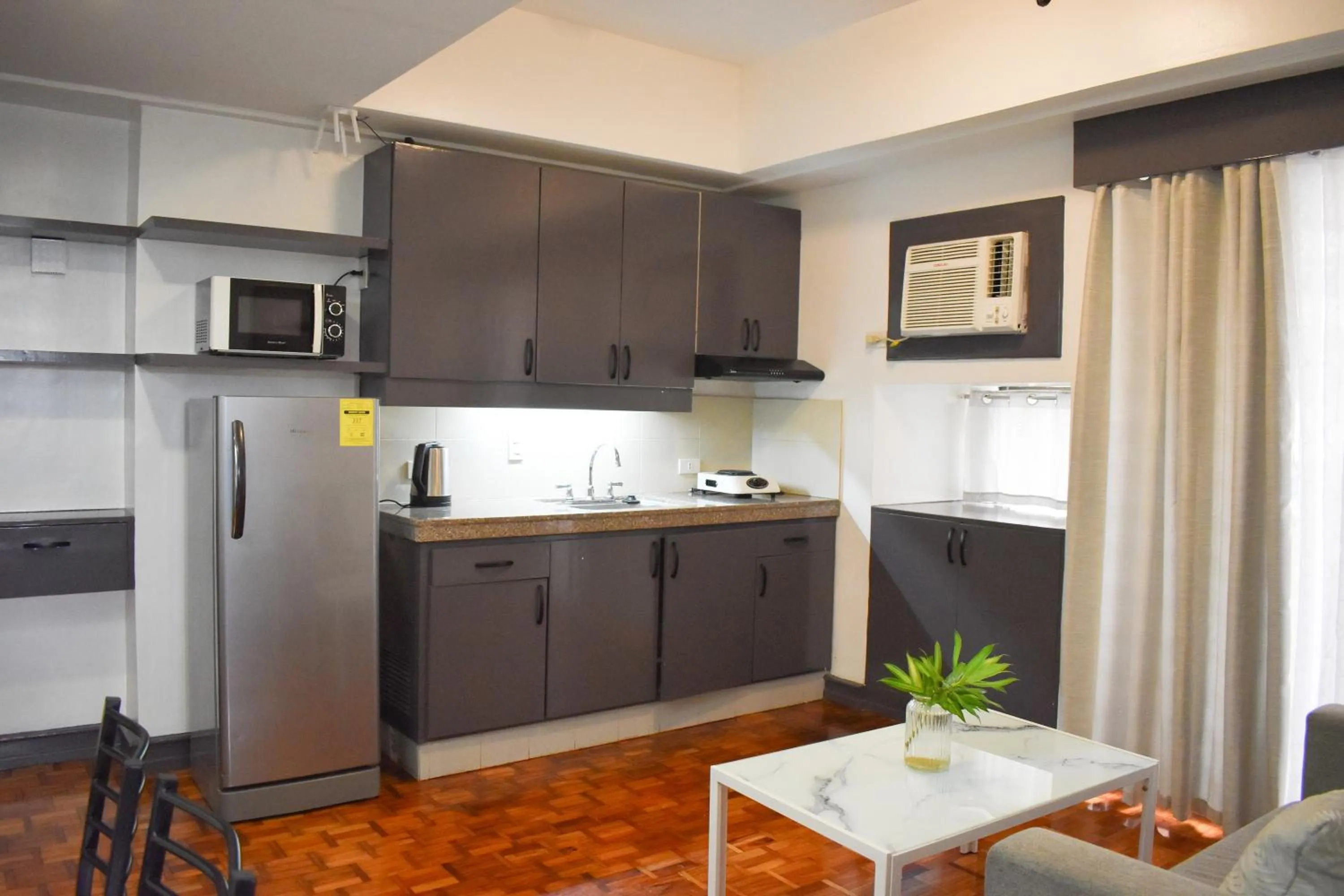 Kitchen or kitchenette in Sunette Tower Suites Makati
