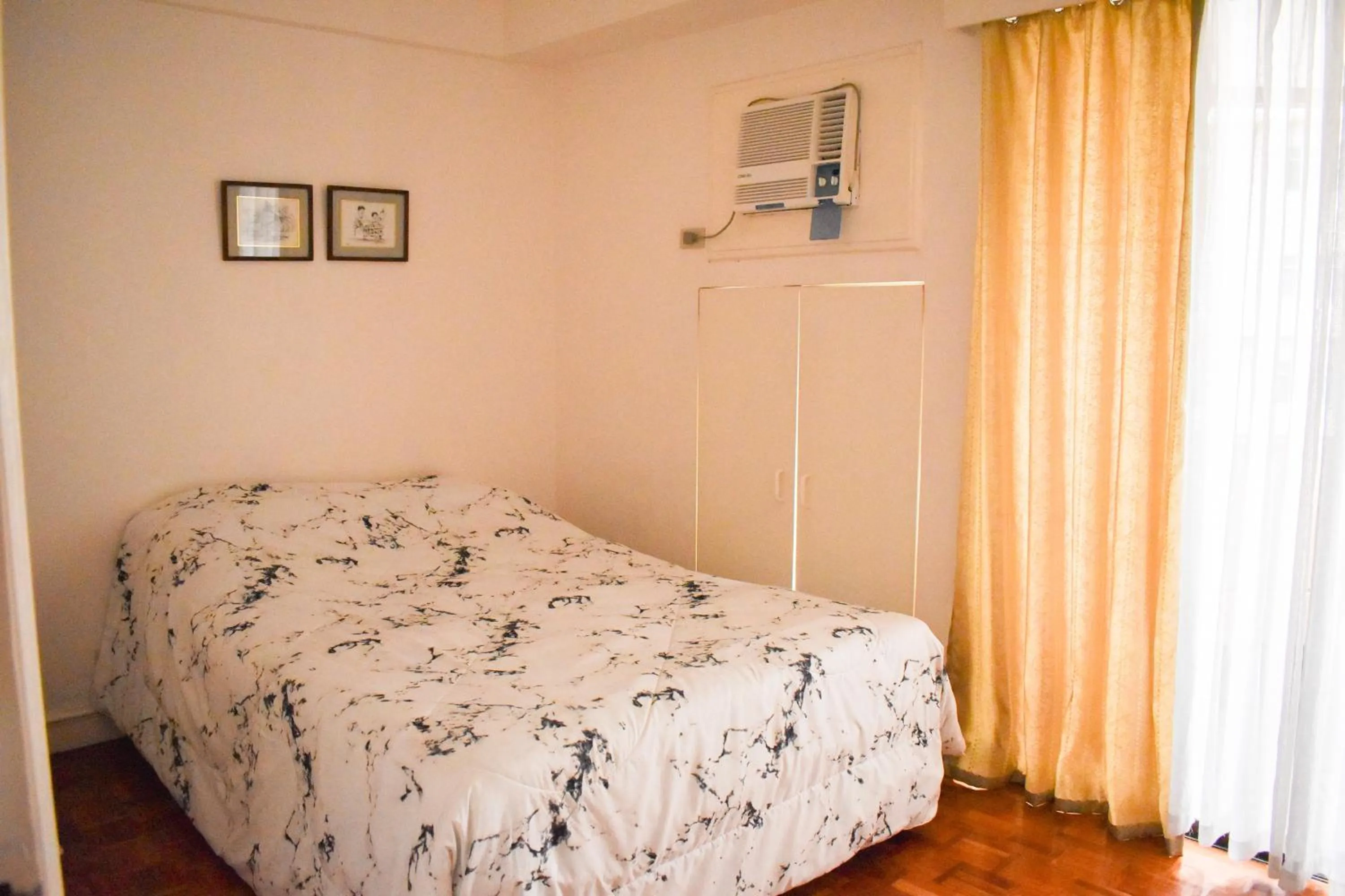 Bed in Sunette Tower Suites Makati