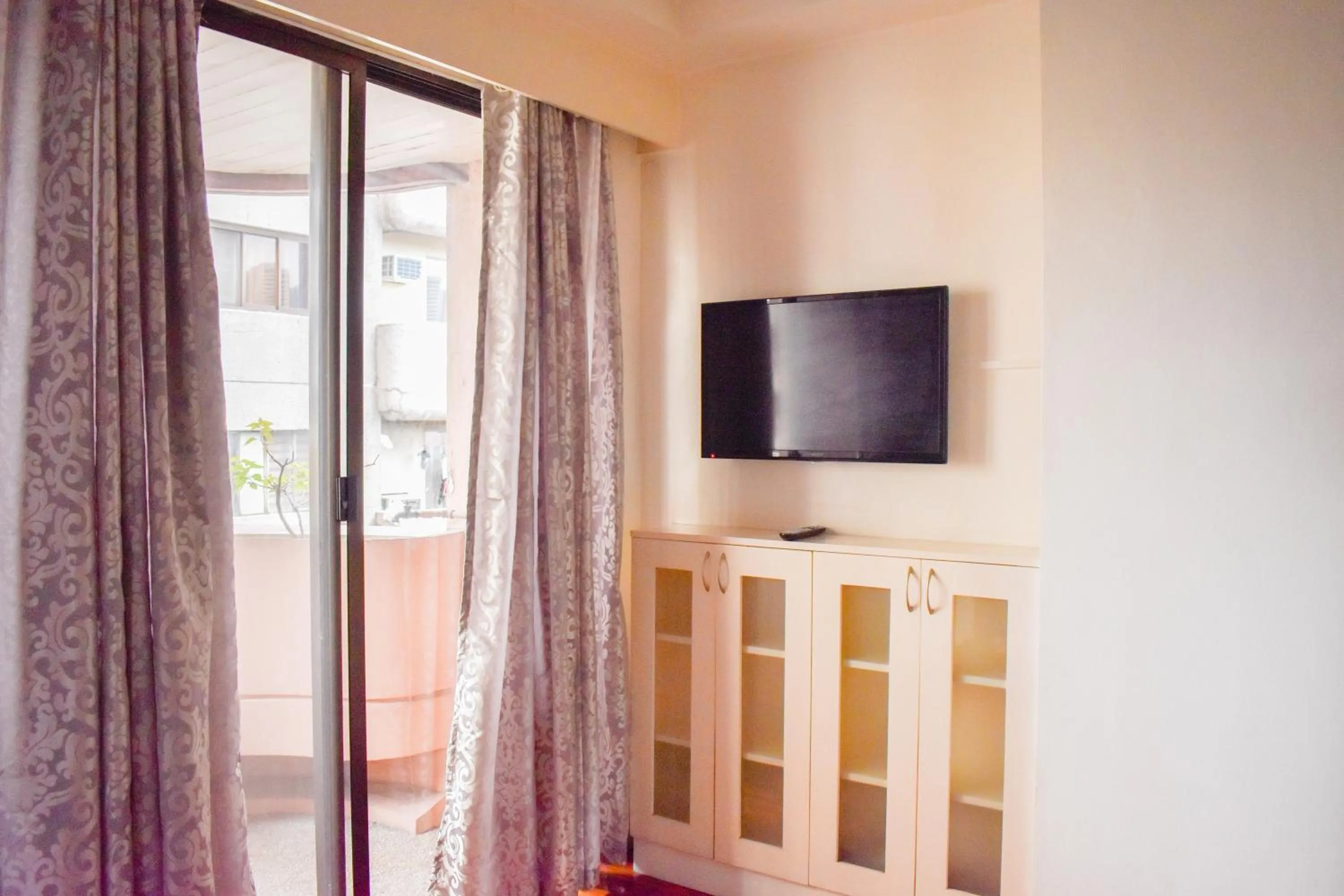 TV and multimedia in Sunette Tower Suites Makati