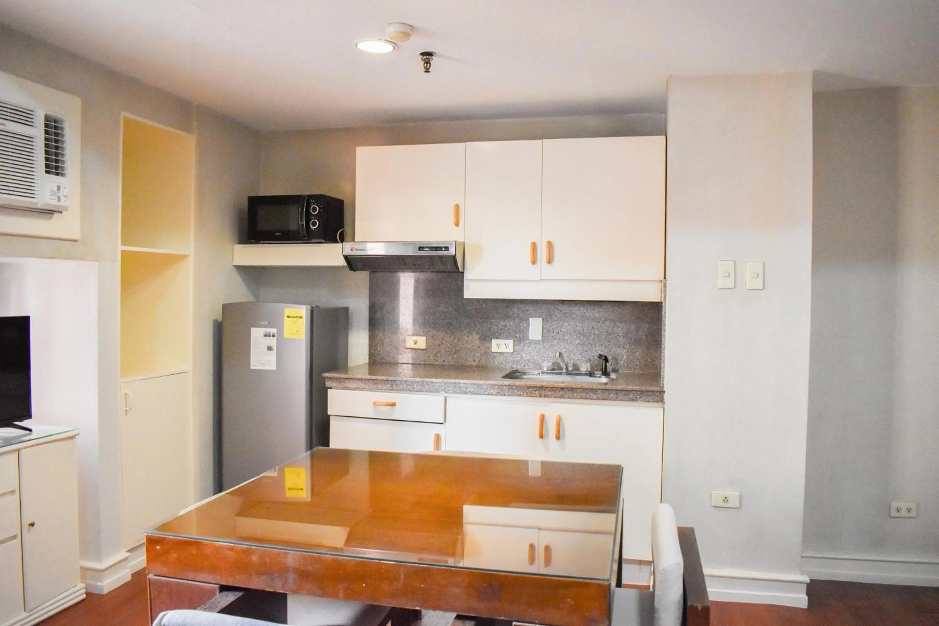 Kitchen or kitchenette in Sunette Tower Suites Makati