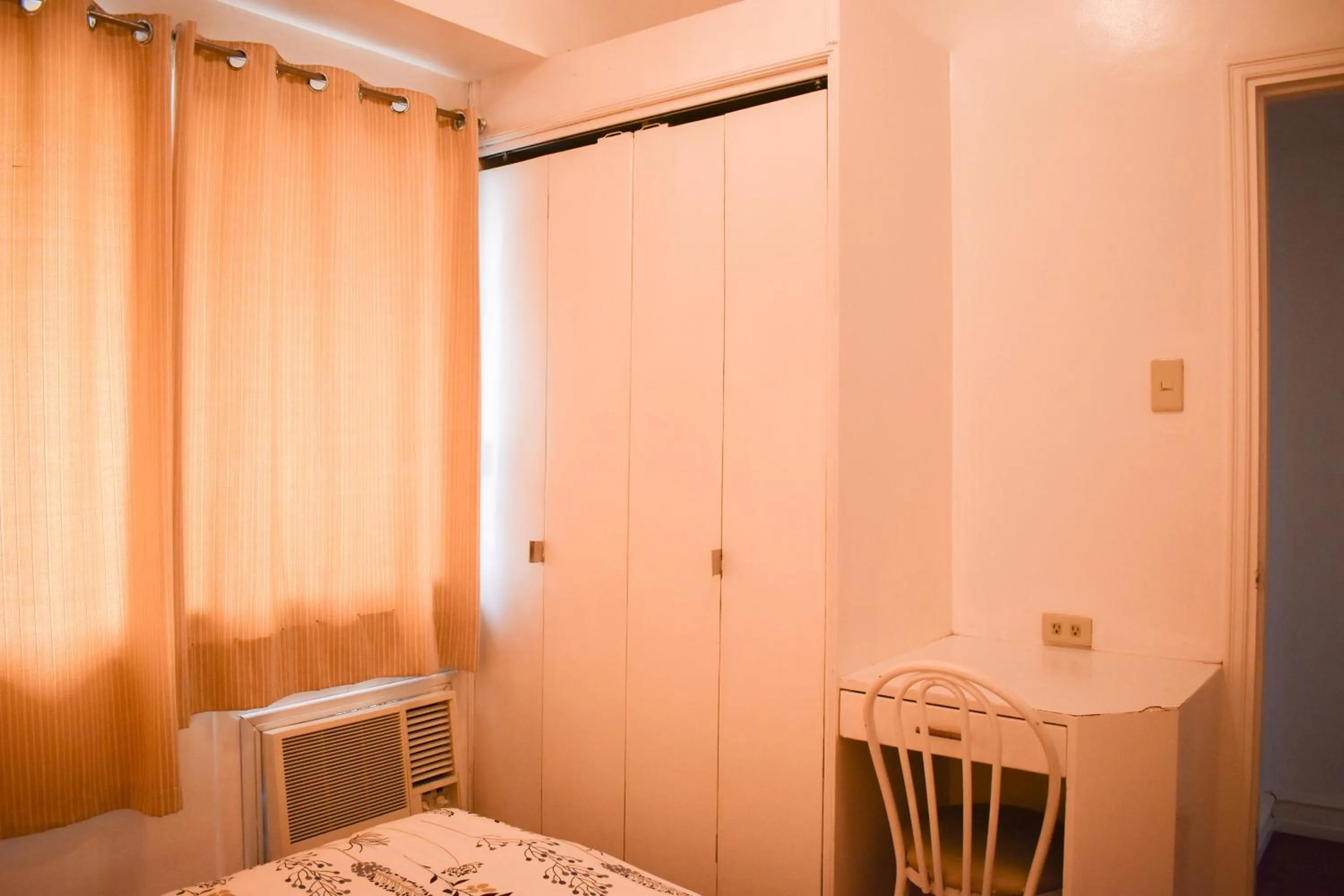 Photo of the whole room, Bed in Sunette Tower Suites Makati