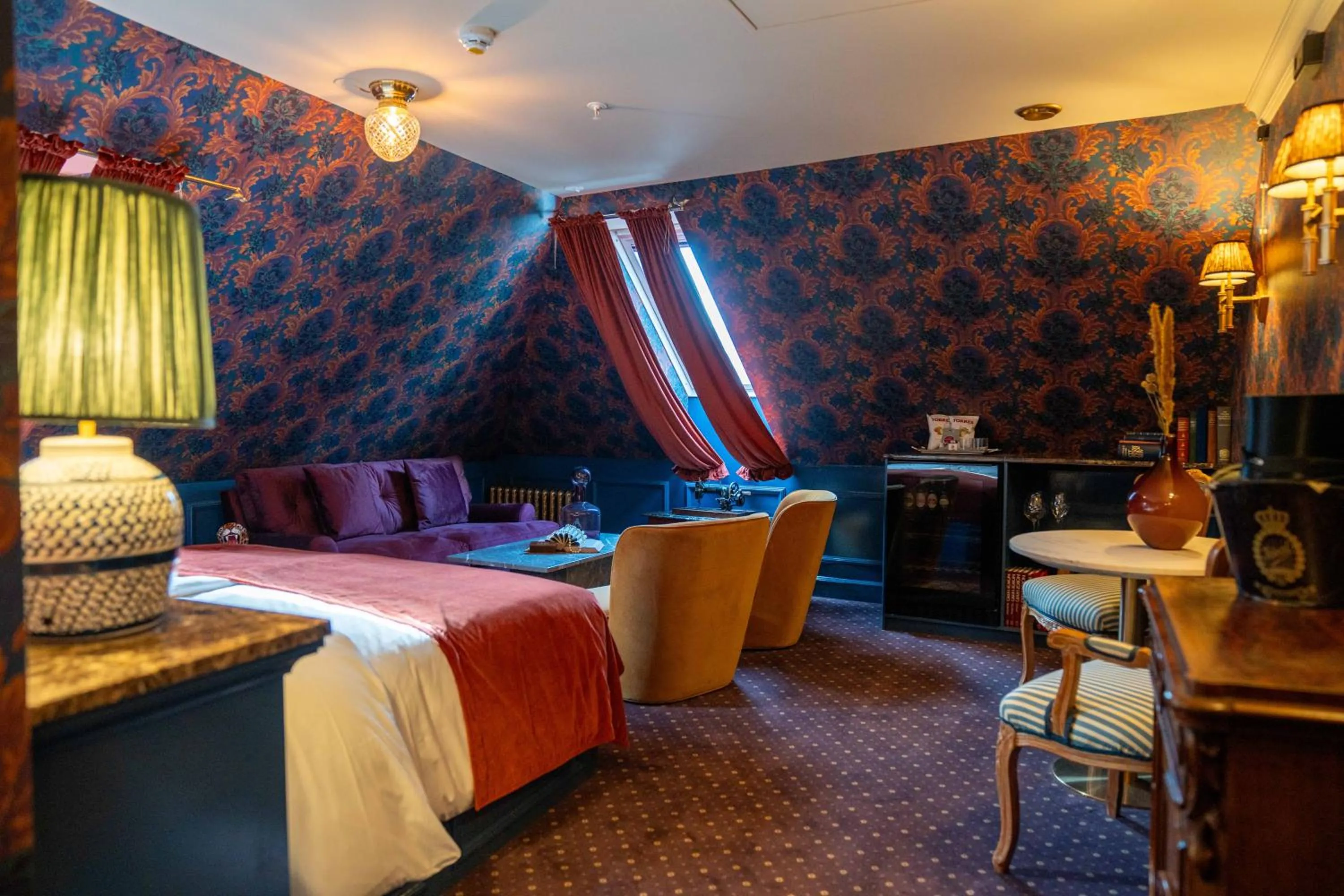 Seating area, Bed in Charmante Skostredet Hôtel