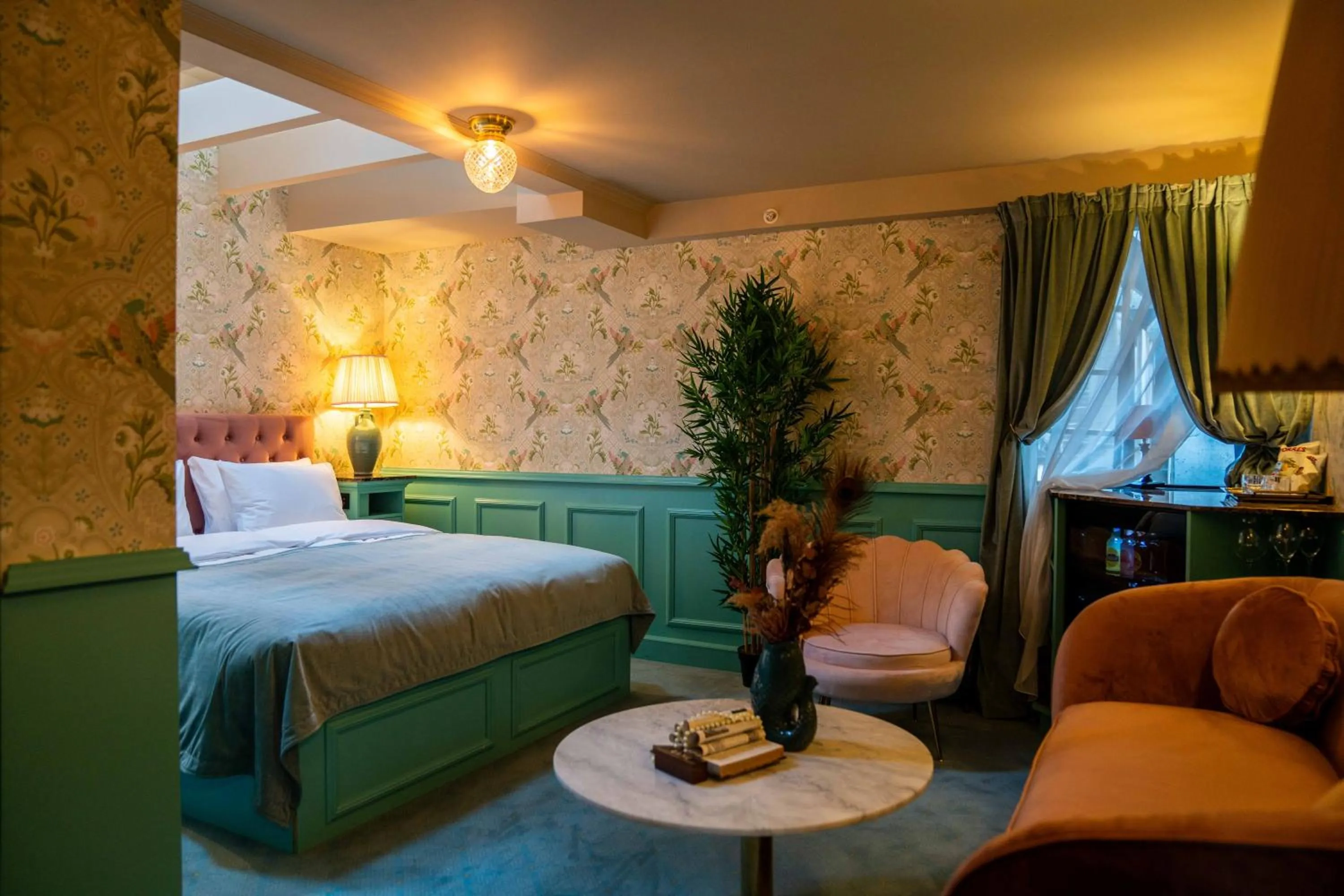 Seating area, Bed in Charmante Skostredet Hôtel