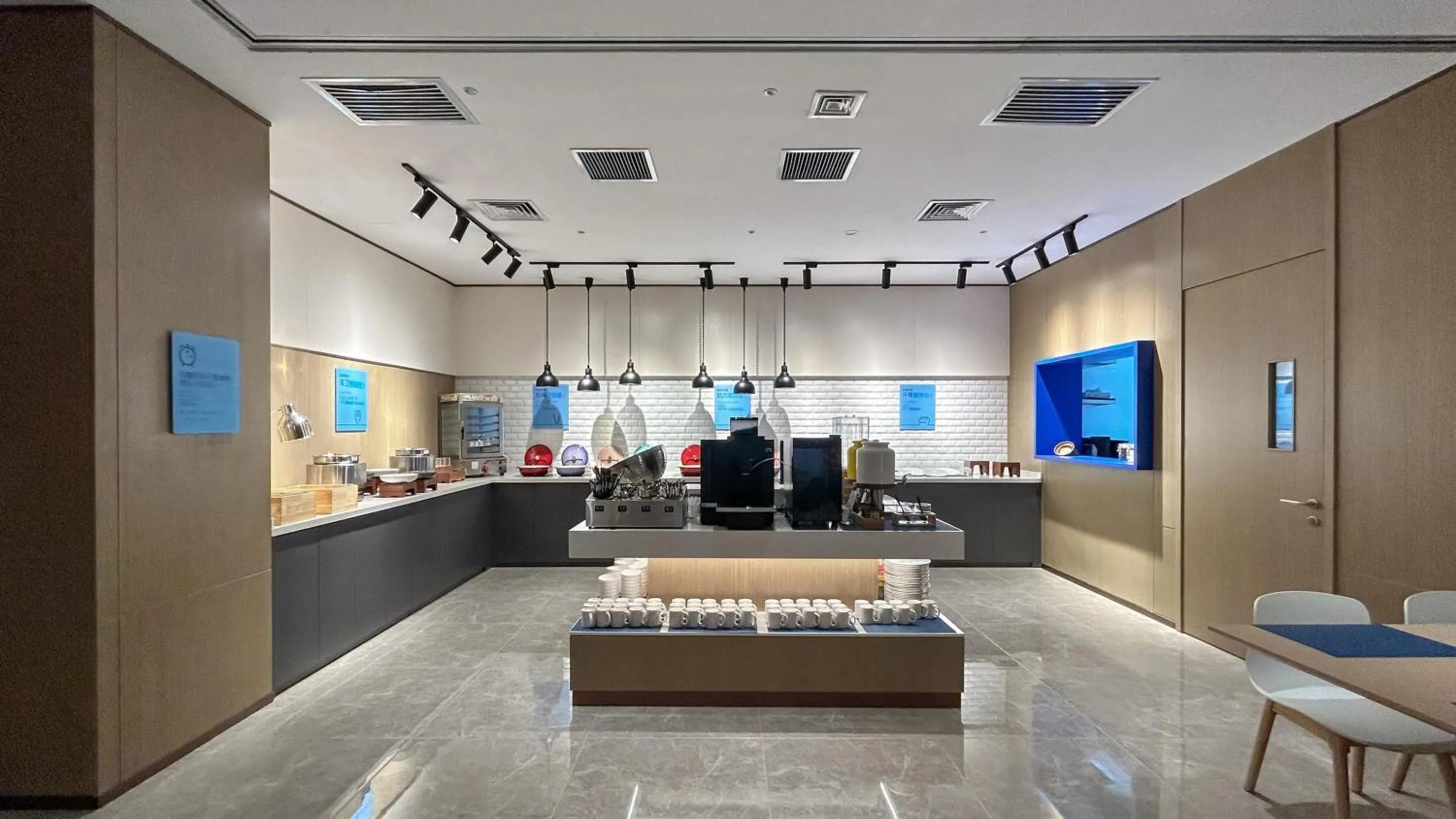 Restaurant/places to eat in Holiday Inn Express Dandong City Center by IHG