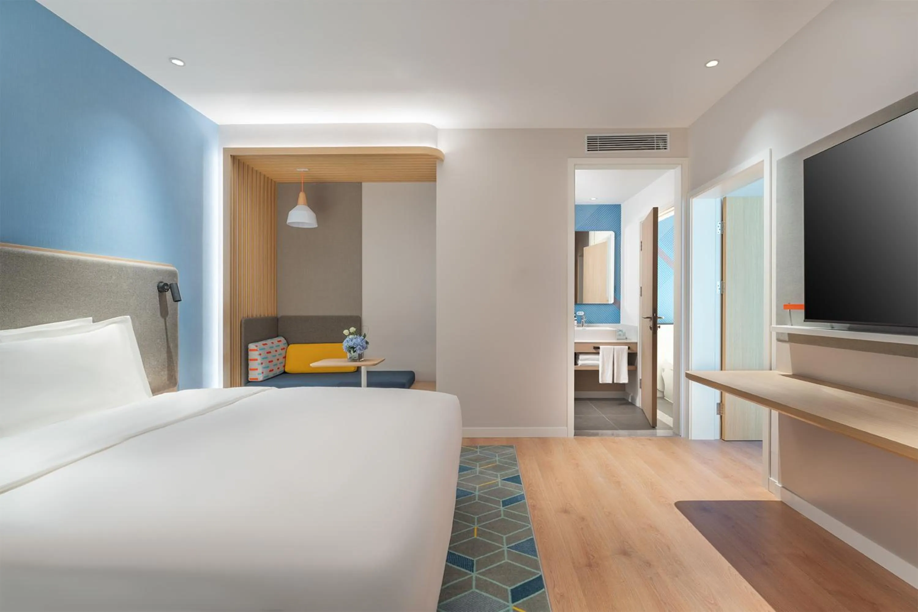 Photo of the whole room, Bed in Holiday Inn Express Dandong City Center by IHG