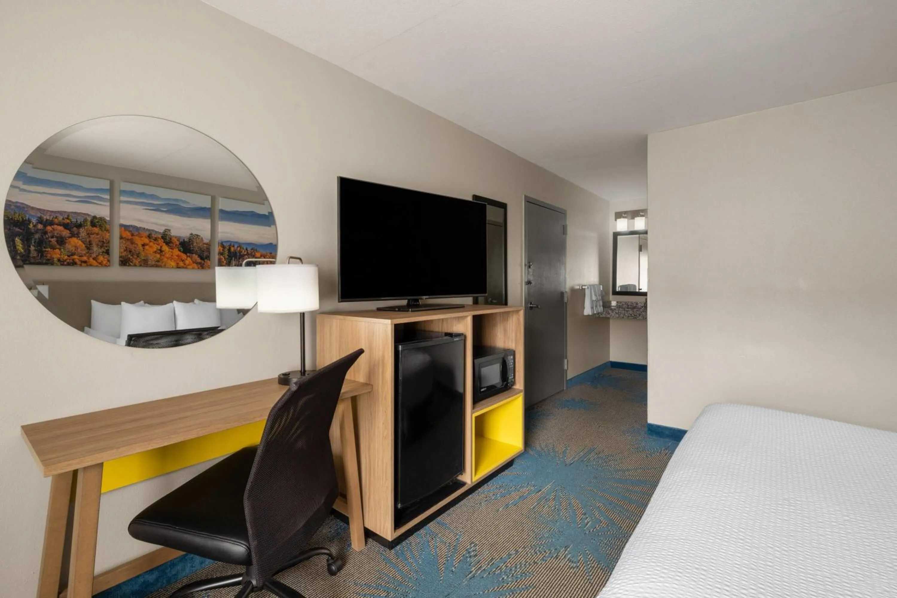 Photo of the whole room, Bed in Days Inn by Wyndham Murphy