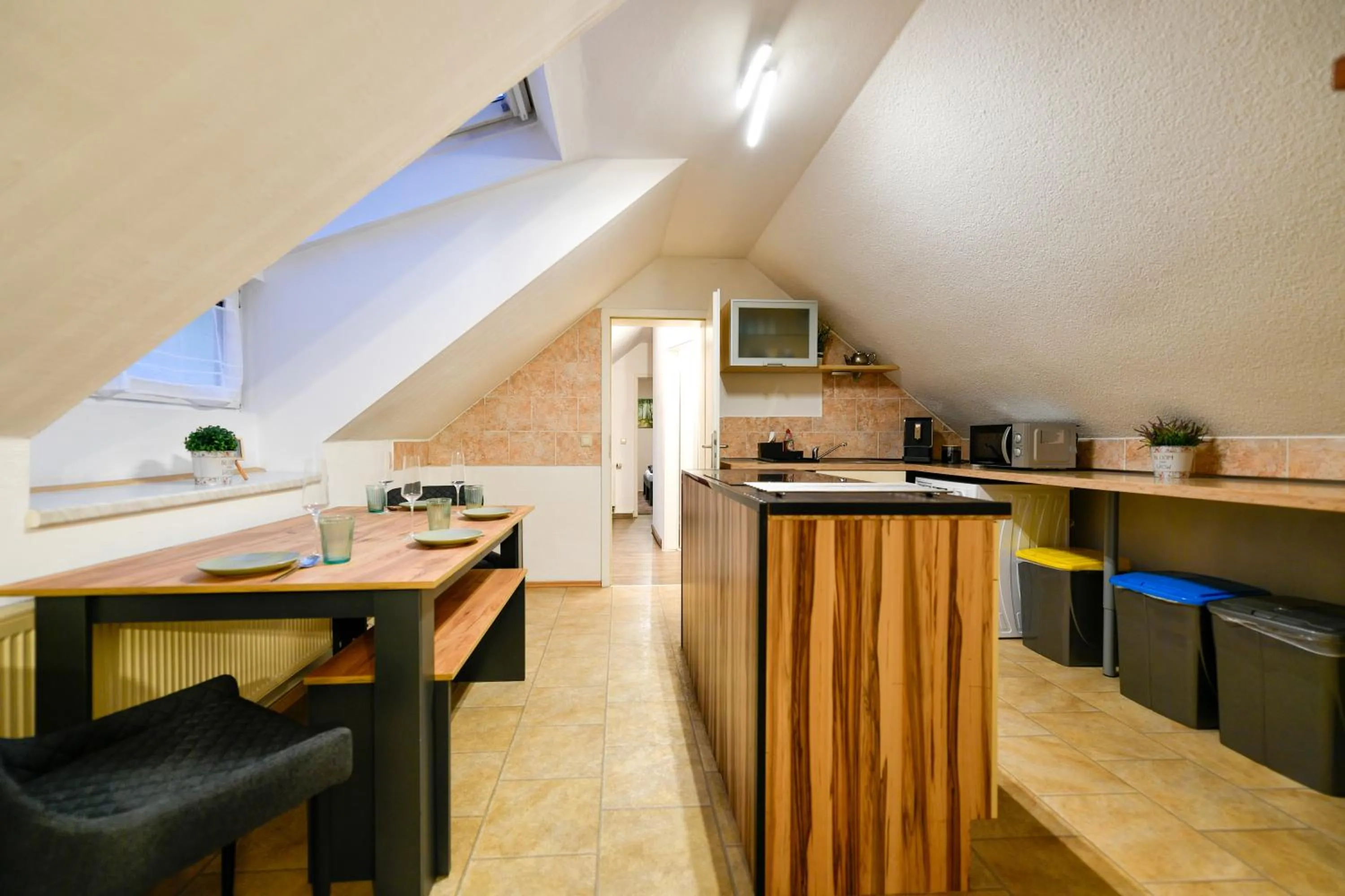 Kitchen or kitchenette in Großes Spree Apartment, 3 Schlafzimmer bis 10 Personen, 4x KfZ Parkplatz, Terrasse, Waschtrockner, Wlan, Netflix