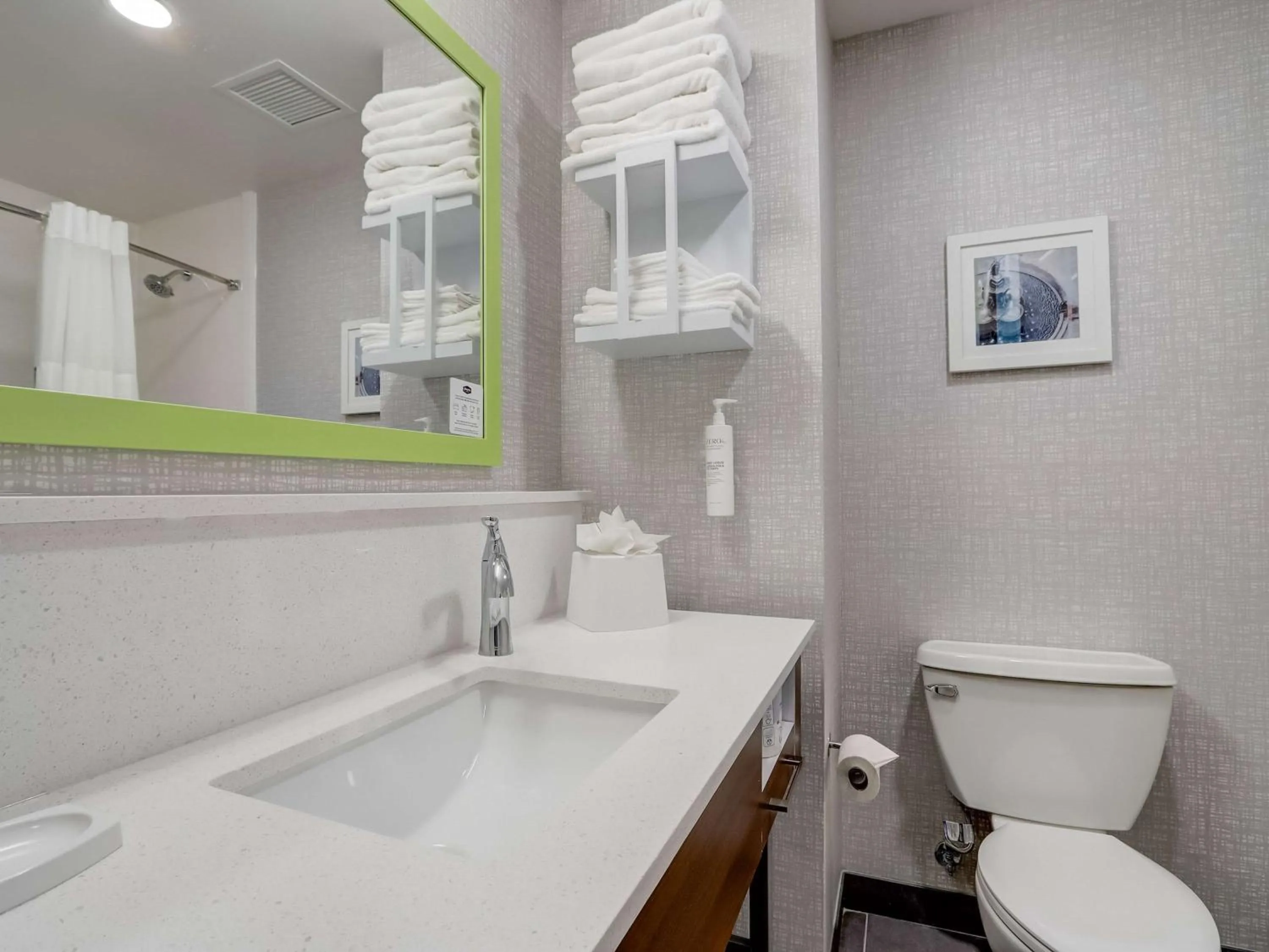 Bathroom in Hampton Inn & Suites Cincinnati Midtown Rookwood