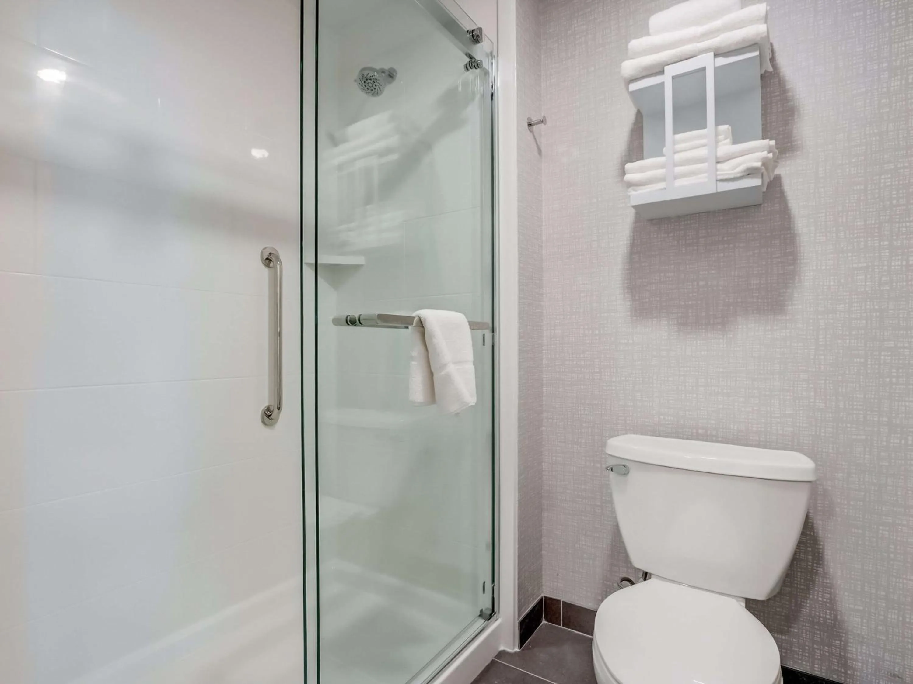 Bathroom in Hampton Inn & Suites Cincinnati Midtown Rookwood