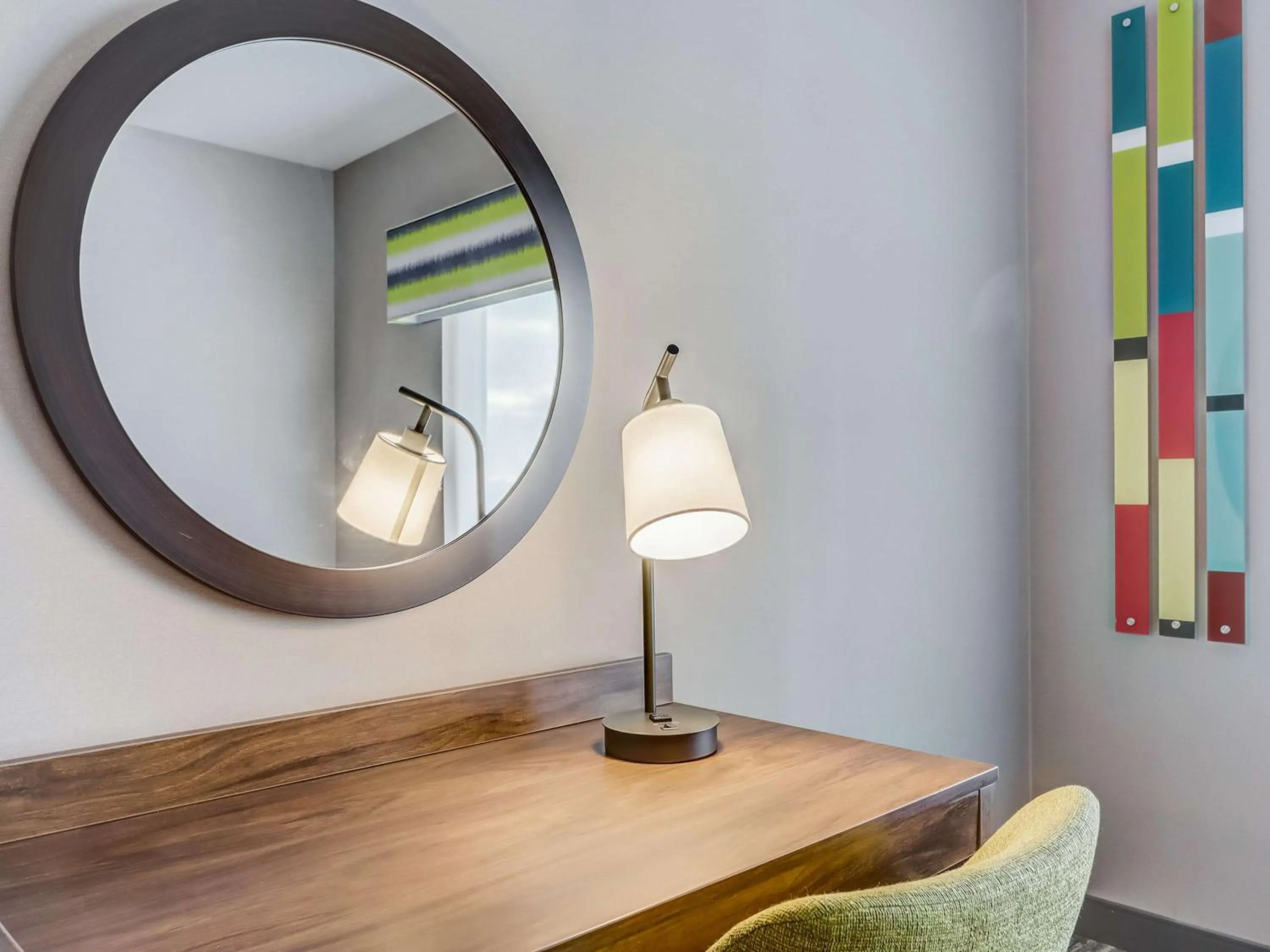 Bedroom in Hampton Inn & Suites Cincinnati Midtown Rookwood