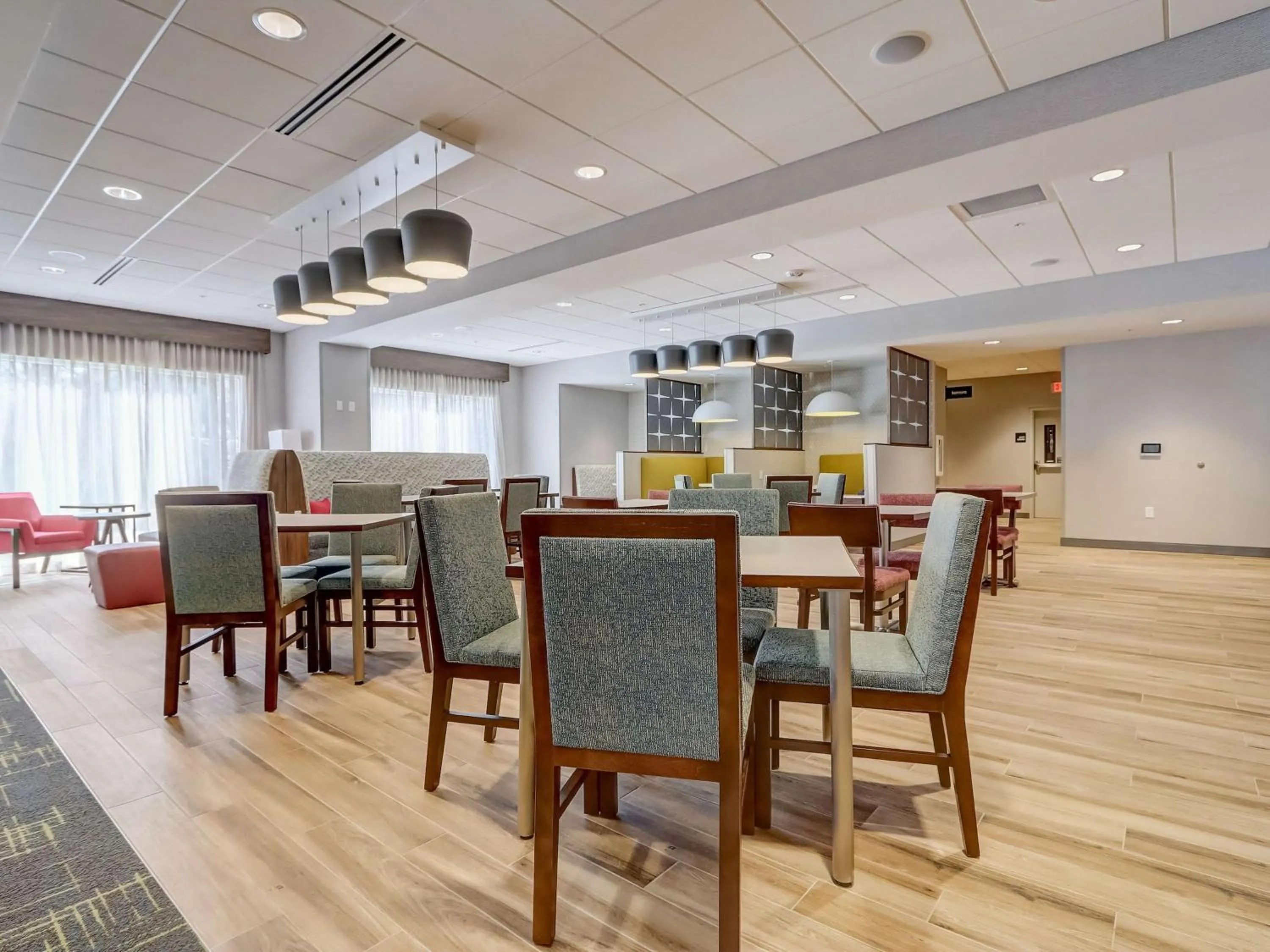 Breakfast in Hampton Inn & Suites Cincinnati Midtown Rookwood