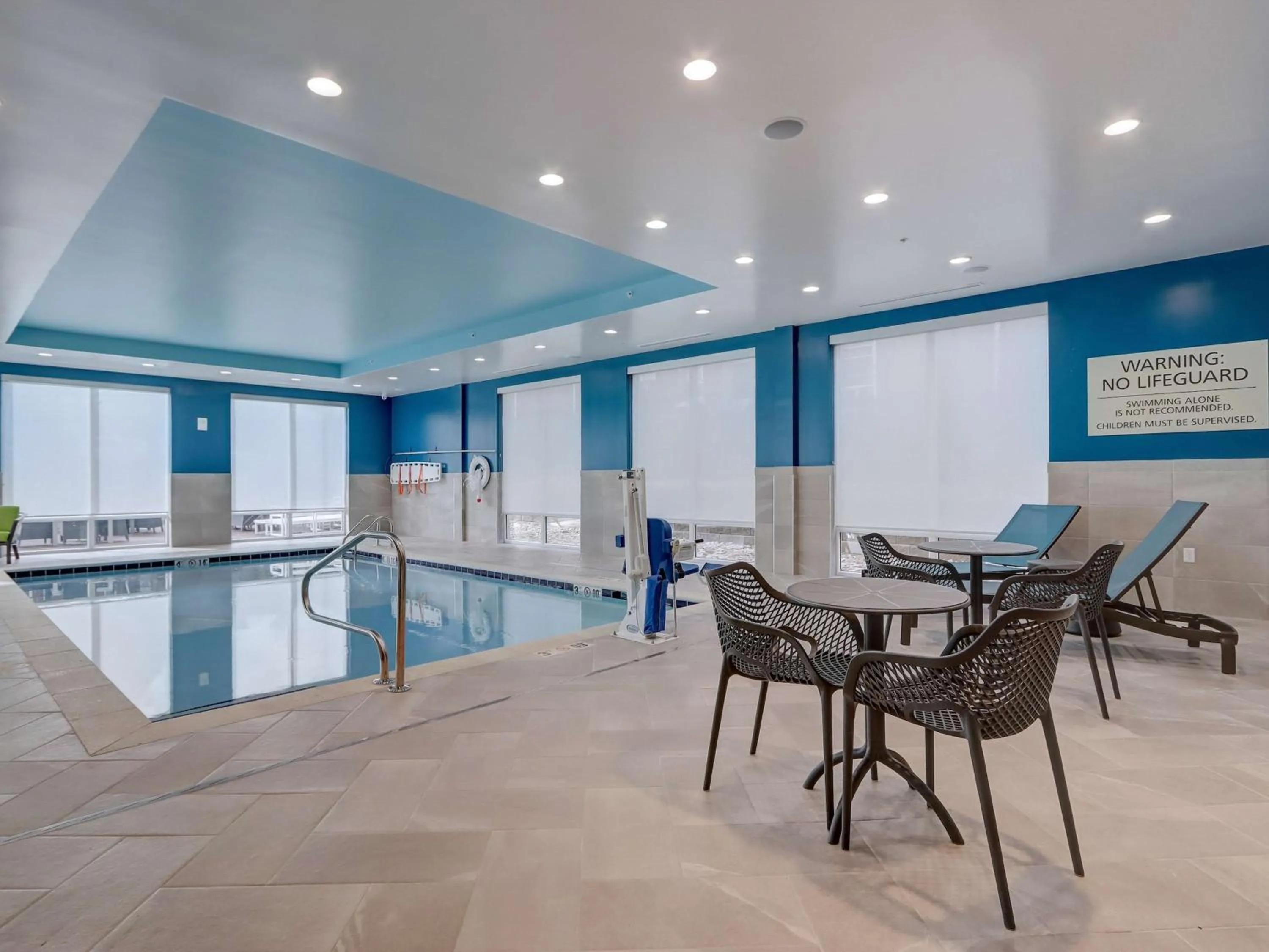 Pool view in Hampton Inn & Suites Cincinnati Midtown Rookwood