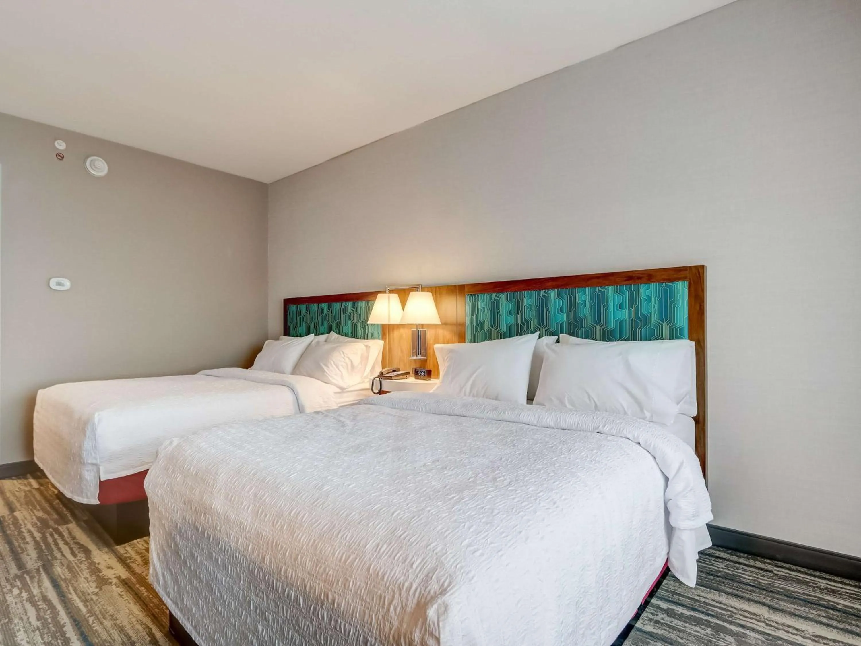 Bed in Hampton Inn & Suites Cincinnati Midtown Rookwood