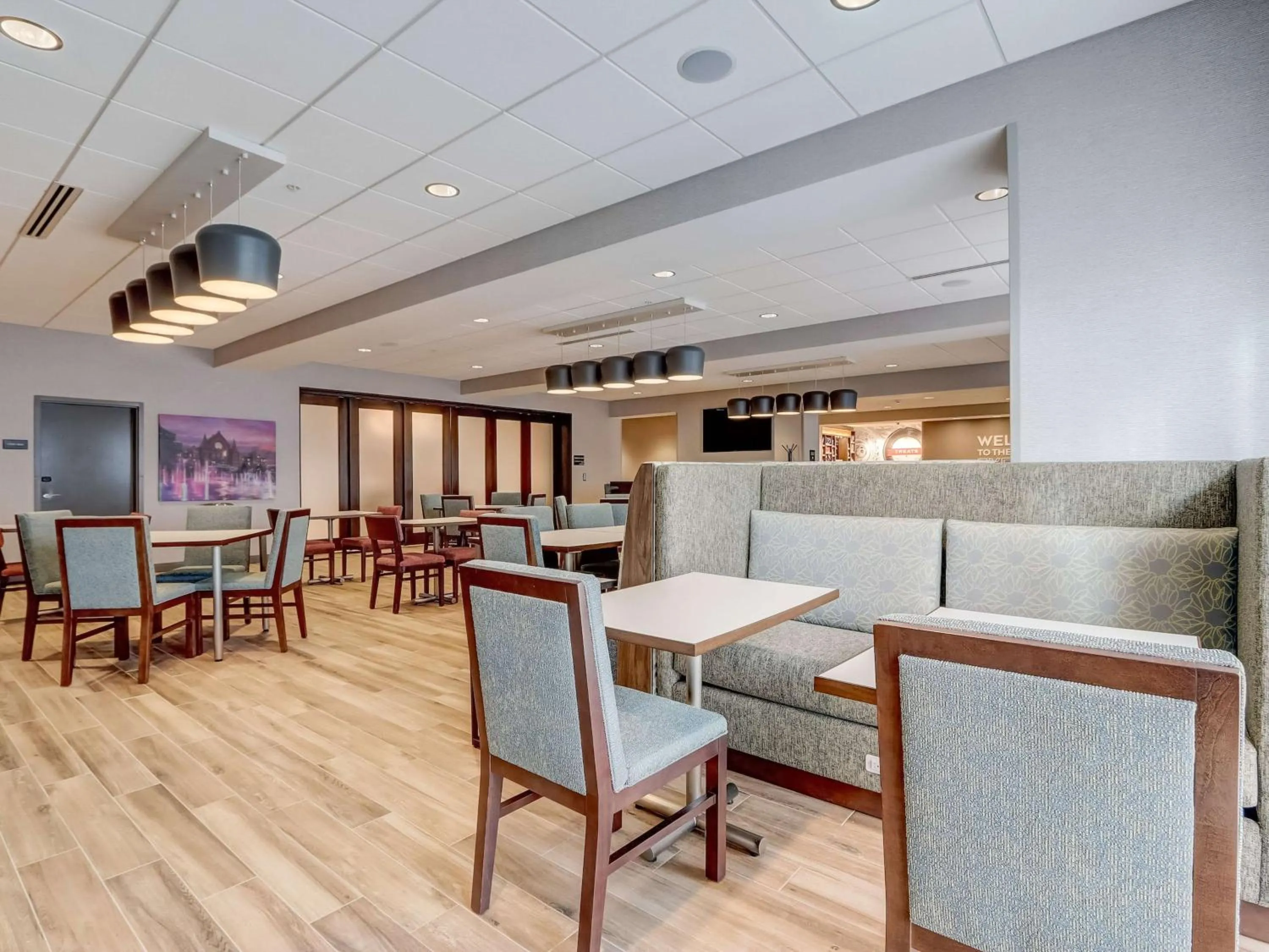 Seating area in Hampton Inn & Suites Cincinnati Midtown Rookwood
